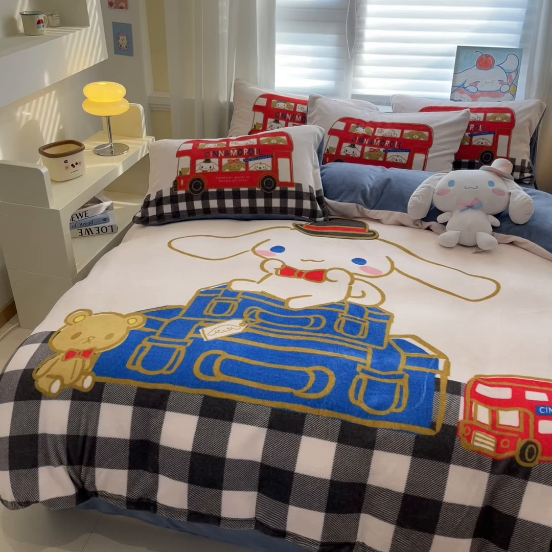 91家纺网 家纺一手货源 找家纺 金爱家 2025新品正版三丽鸥授权大版卡通平网数码印花加厚高克重牛奶绒系列四件套 绒大版-旅行大耳狗