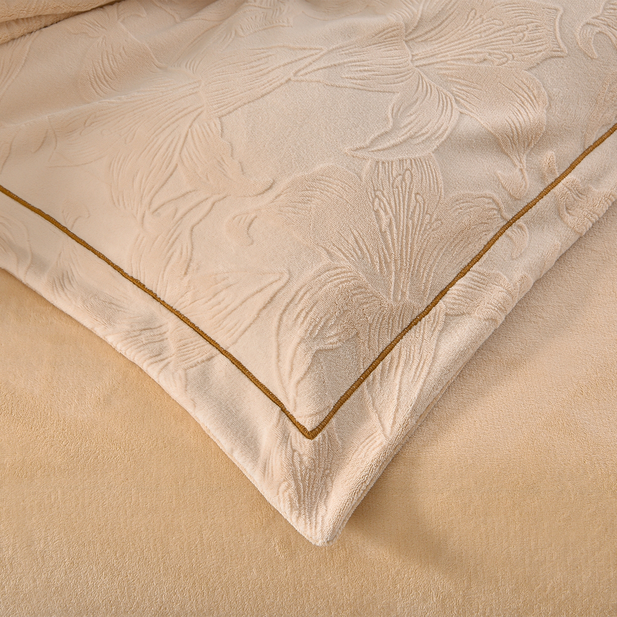 91家纺网 家纺一手货源 找家纺 苏迪网销供货 2025新款牛奶绒四件套A类高克重全消光雕花一字绣工艺款 百合-奶咖