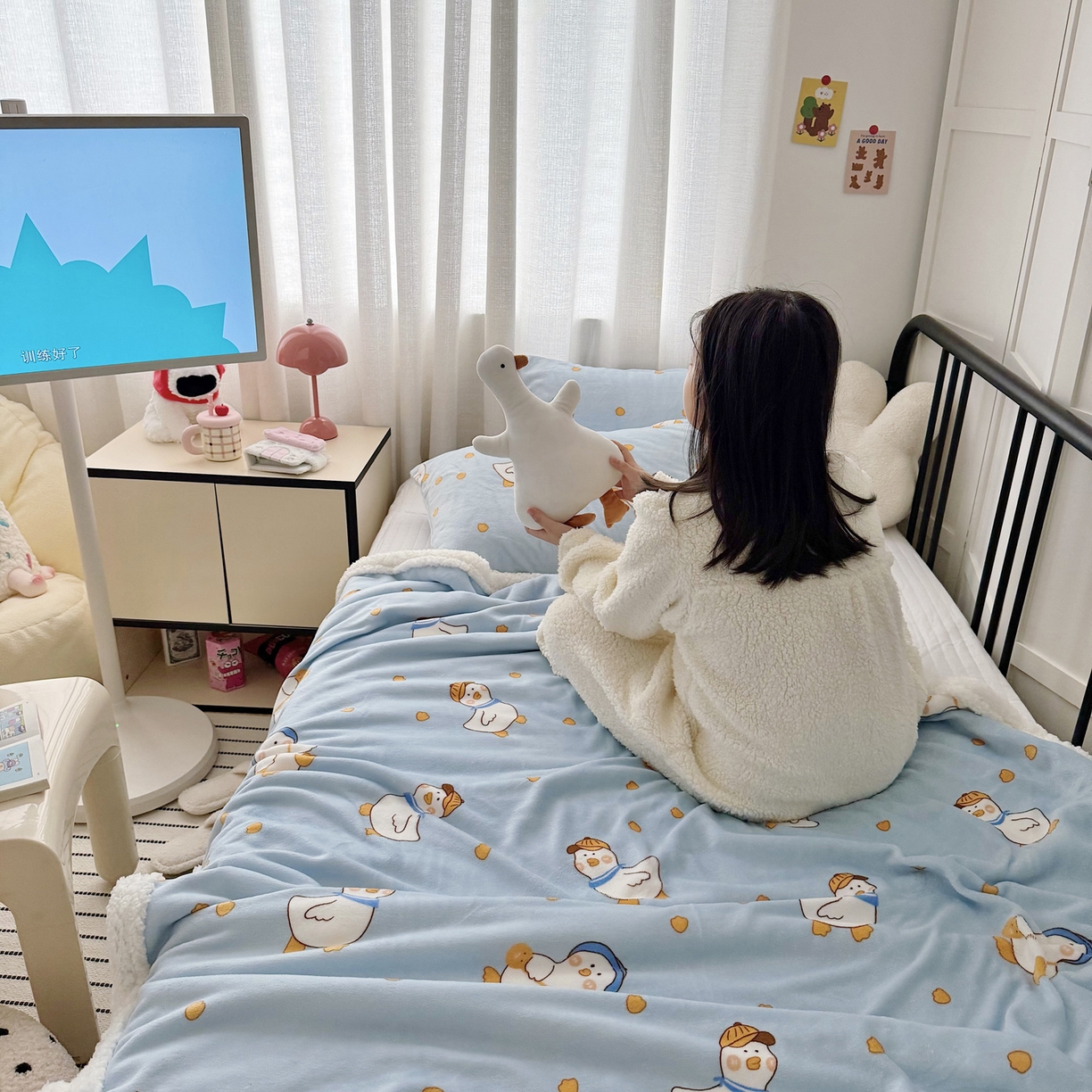 91家纺网 家纺一手货源 找家纺 航途席业 2025新款200g牛奶绒羊羔绒毛毯 蓝鸭子