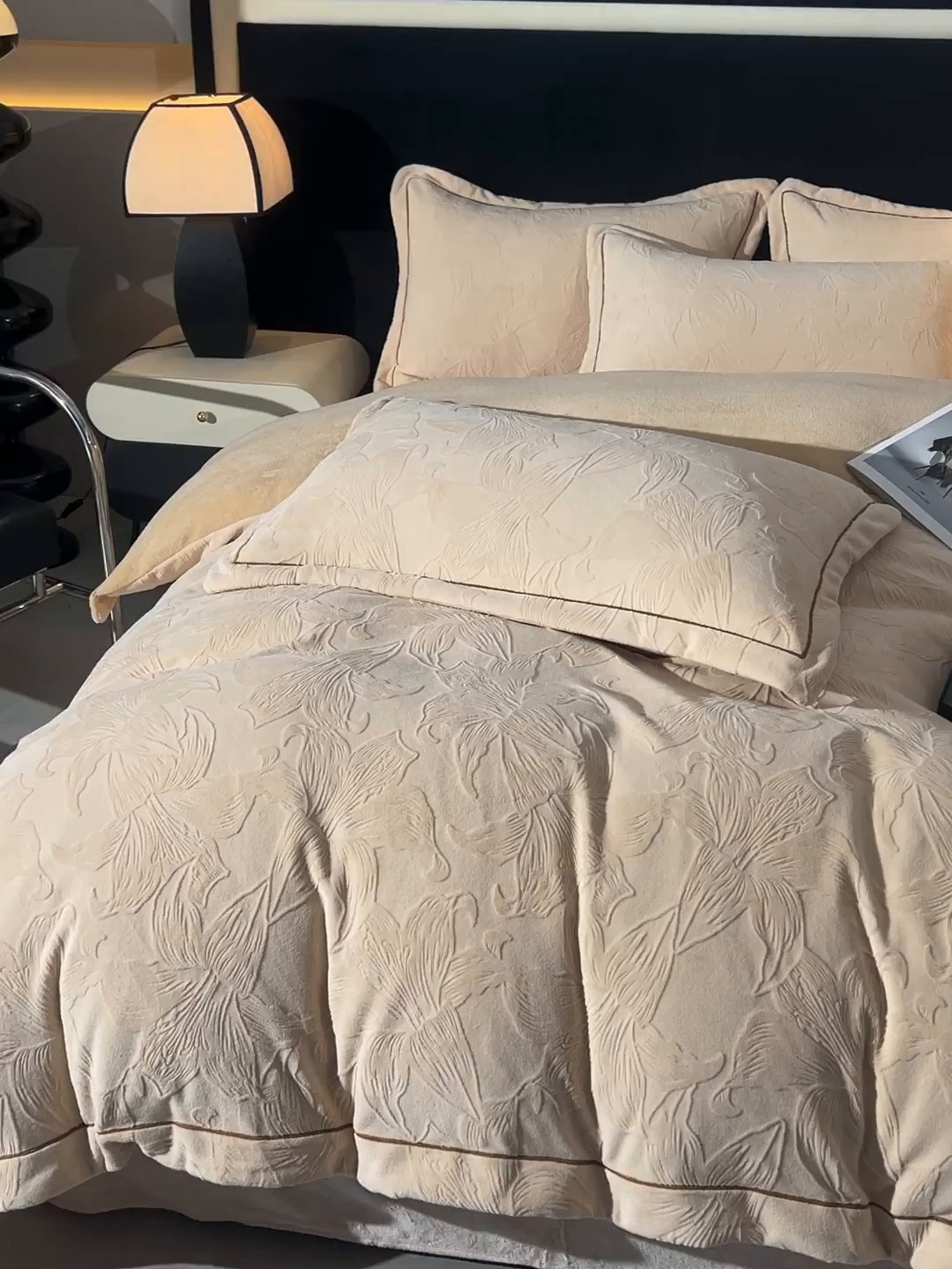 91家纺网 家纺一手货源 找家纺 苏迪网销供货 2025新款牛奶绒四件套A类高克重全消光雕花一字绣工艺款 百合-奶咖