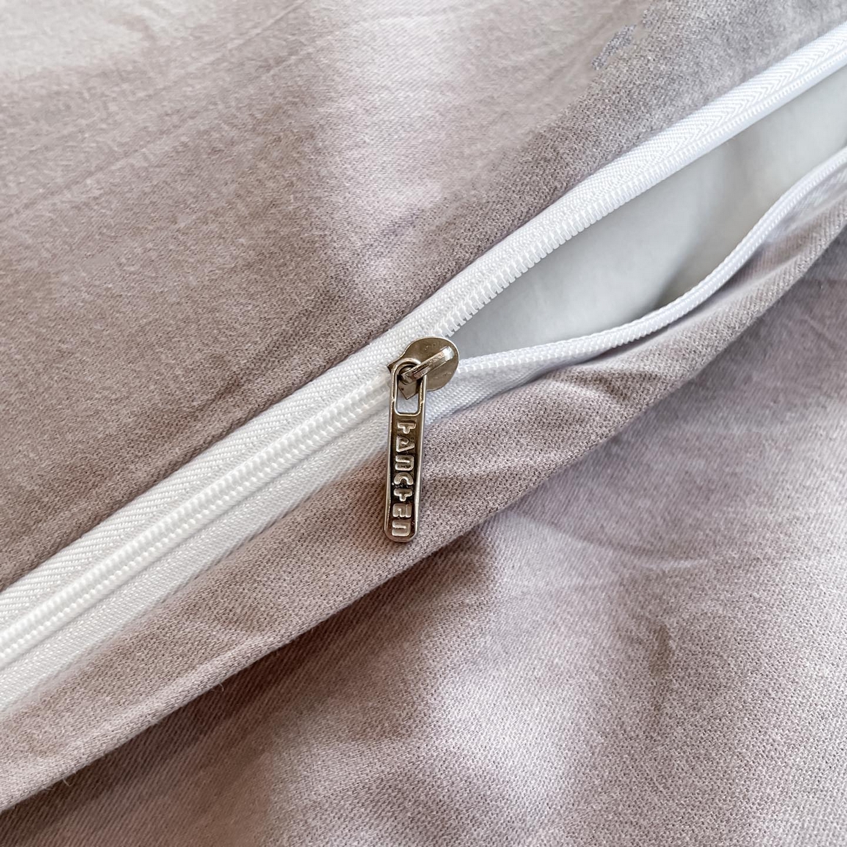 91家纺网 家纺一手货源 找家纺 涵宸家纺 2025新款全棉磨毛色织提花四件套 经纬赋