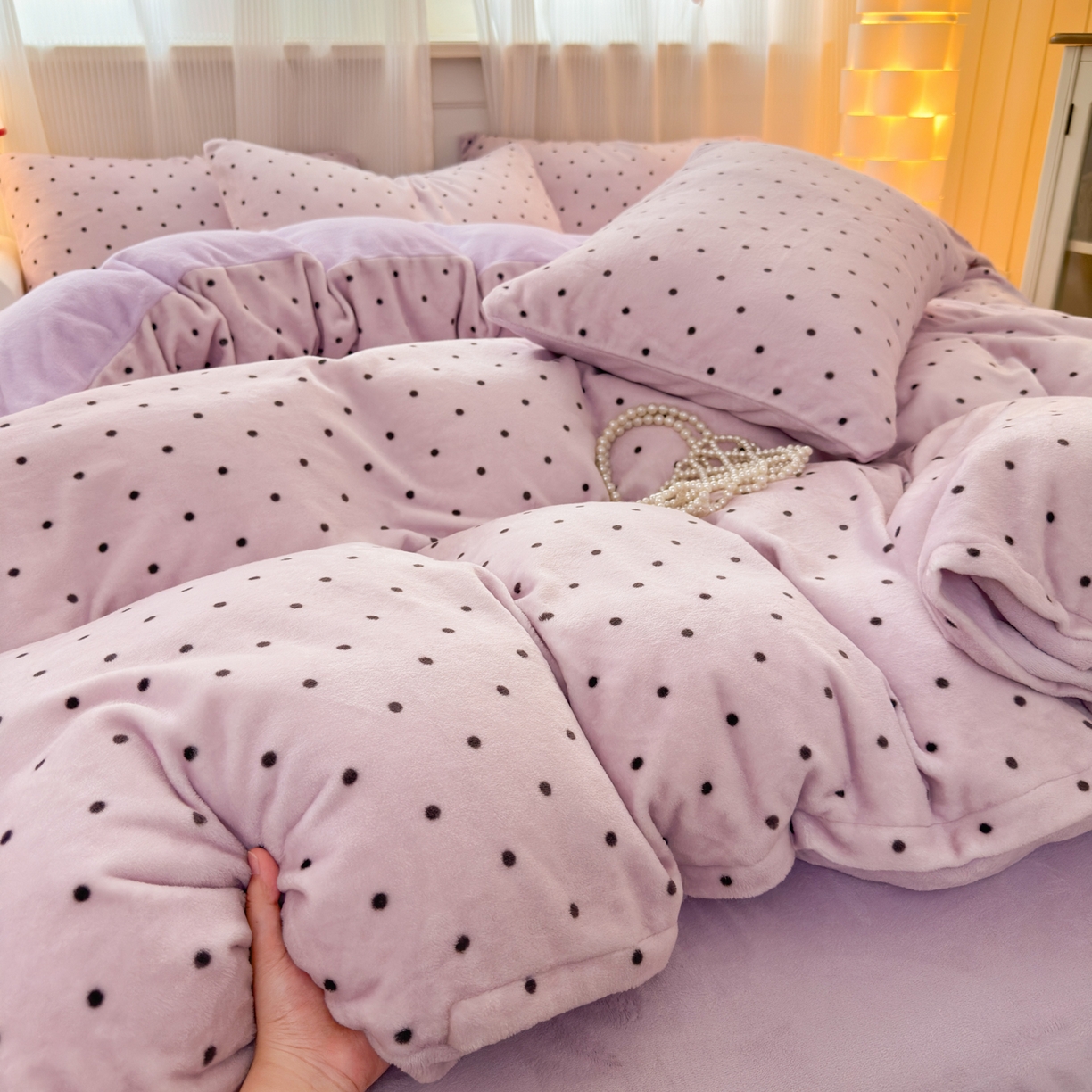 91家纺网 家纺一手货源 找家纺 德比尔斯 2025新款暗合印花牛奶绒四件套 波点-紫