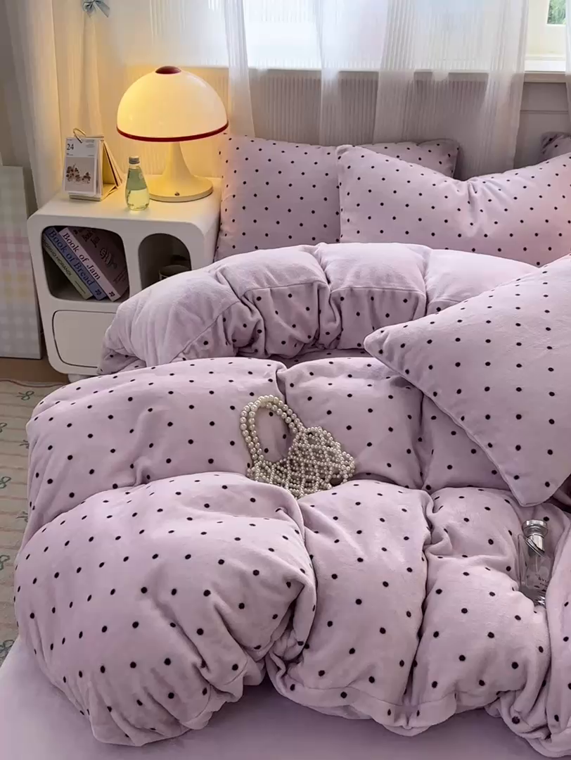 91家纺网 家纺一手货源 找家纺 德比尔斯 2025新款暗合印花牛奶绒四件套 波点-紫