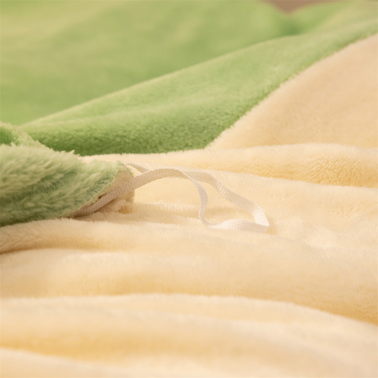 91家纺网 家纺一手货源 找家纺 兰紫橙家纺 2025新款双面绒纯色双拼牛奶绒四件套 浅绿+米白