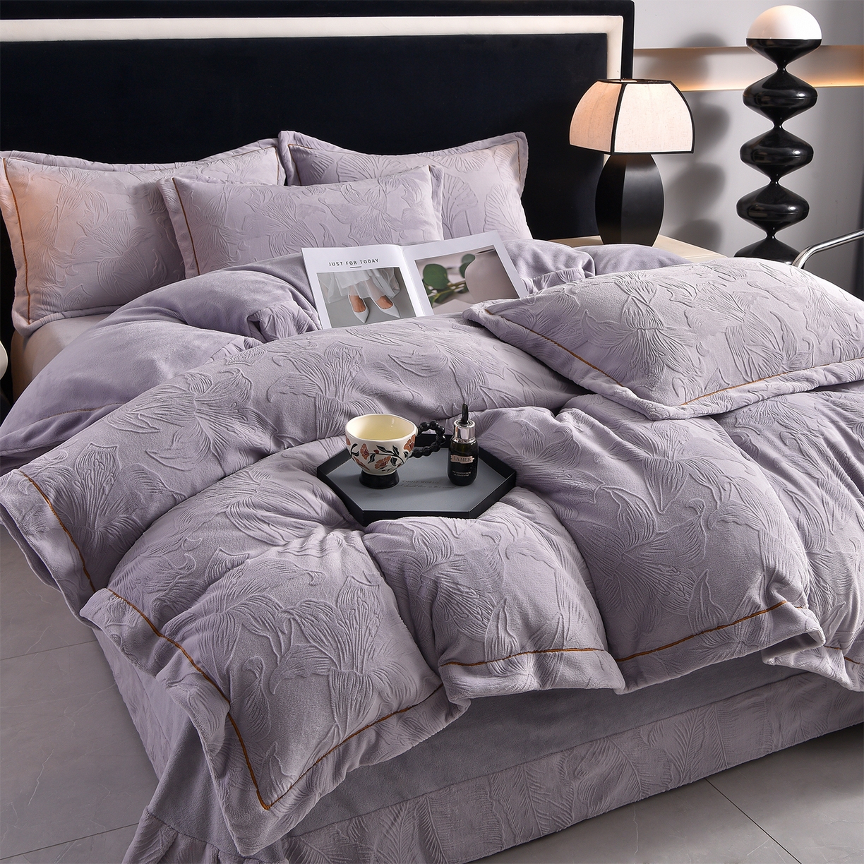 91家纺网 家纺一手货源 找家纺 苏迪网销供货 2025新款牛奶绒四件套A类高克重全消光雕花一字绣工艺款 百合-香芋紫