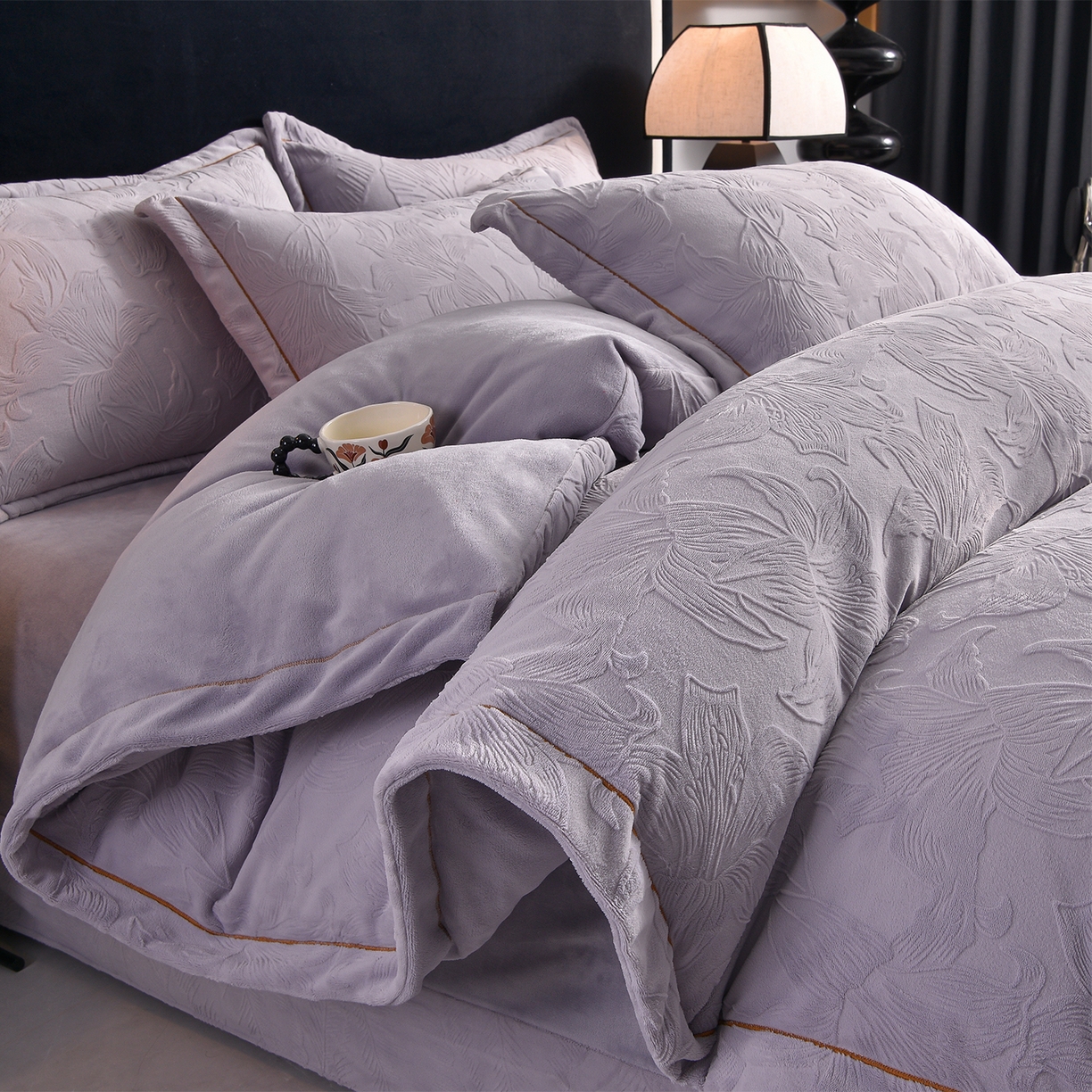 91家纺网 家纺一手货源 找家纺 苏迪网销供货 2025新款牛奶绒四件套A类高克重全消光雕花一字绣工艺款 百合-香芋紫