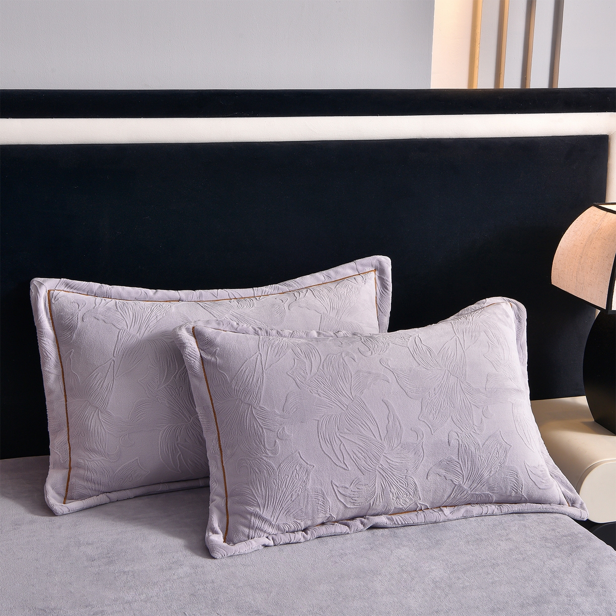 91家纺网 家纺一手货源 找家纺 苏迪网销供货 2025新款牛奶绒四件套A类高克重全消光雕花一字绣工艺款 百合-香芋紫