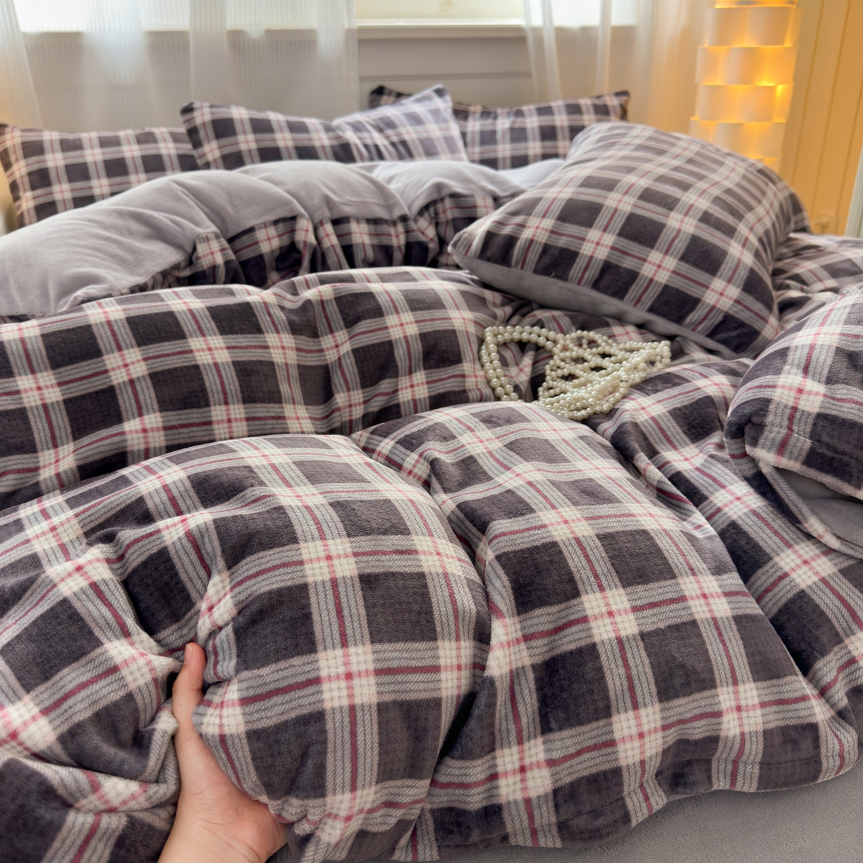 91家纺网 家纺一手货源 找家纺 德比尔斯 2025新款暗合印花牛奶绒四件套 布朗尼