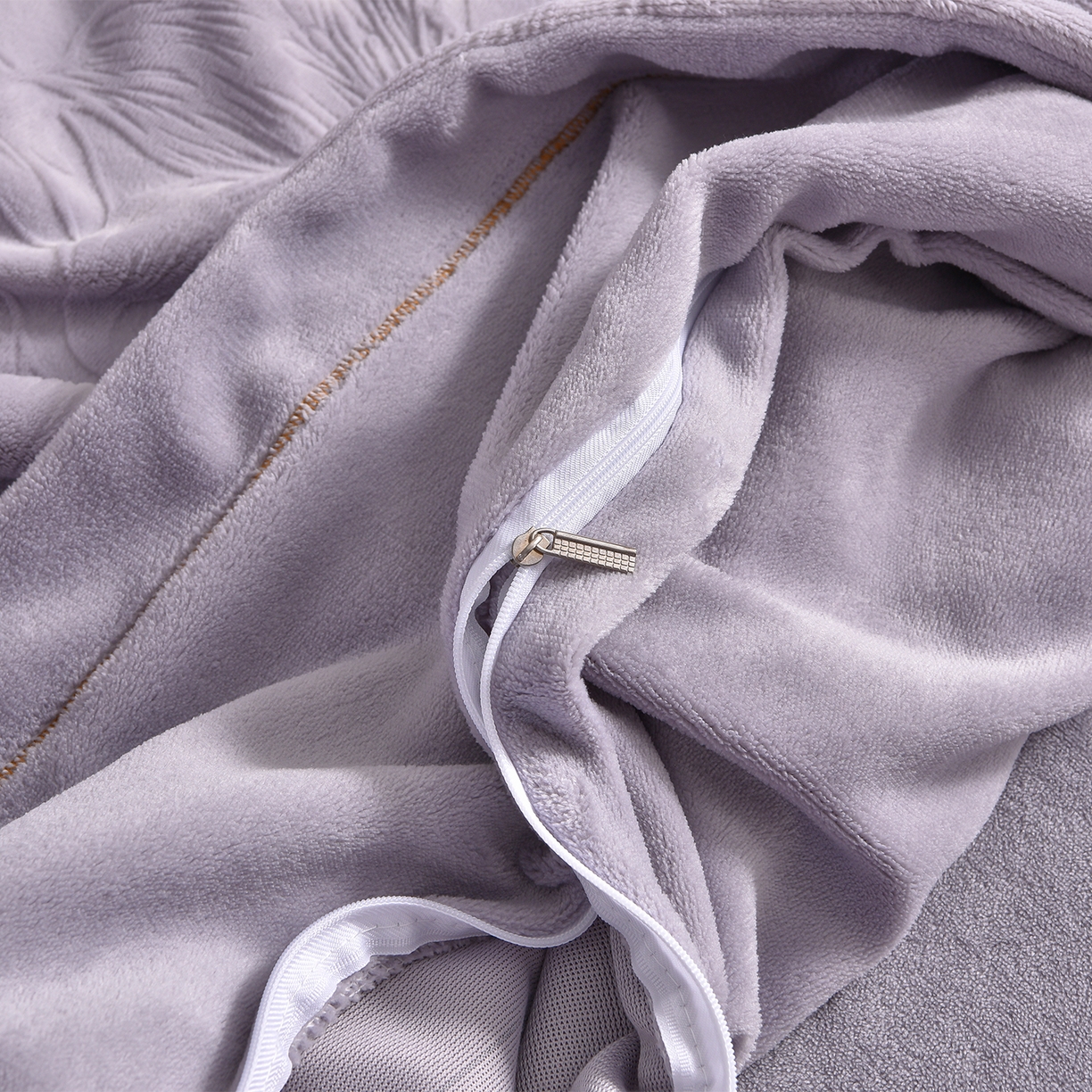 91家纺网 家纺一手货源 找家纺 苏迪网销供货 2025新款牛奶绒四件套A类高克重全消光雕花一字绣工艺款 百合-香芋紫