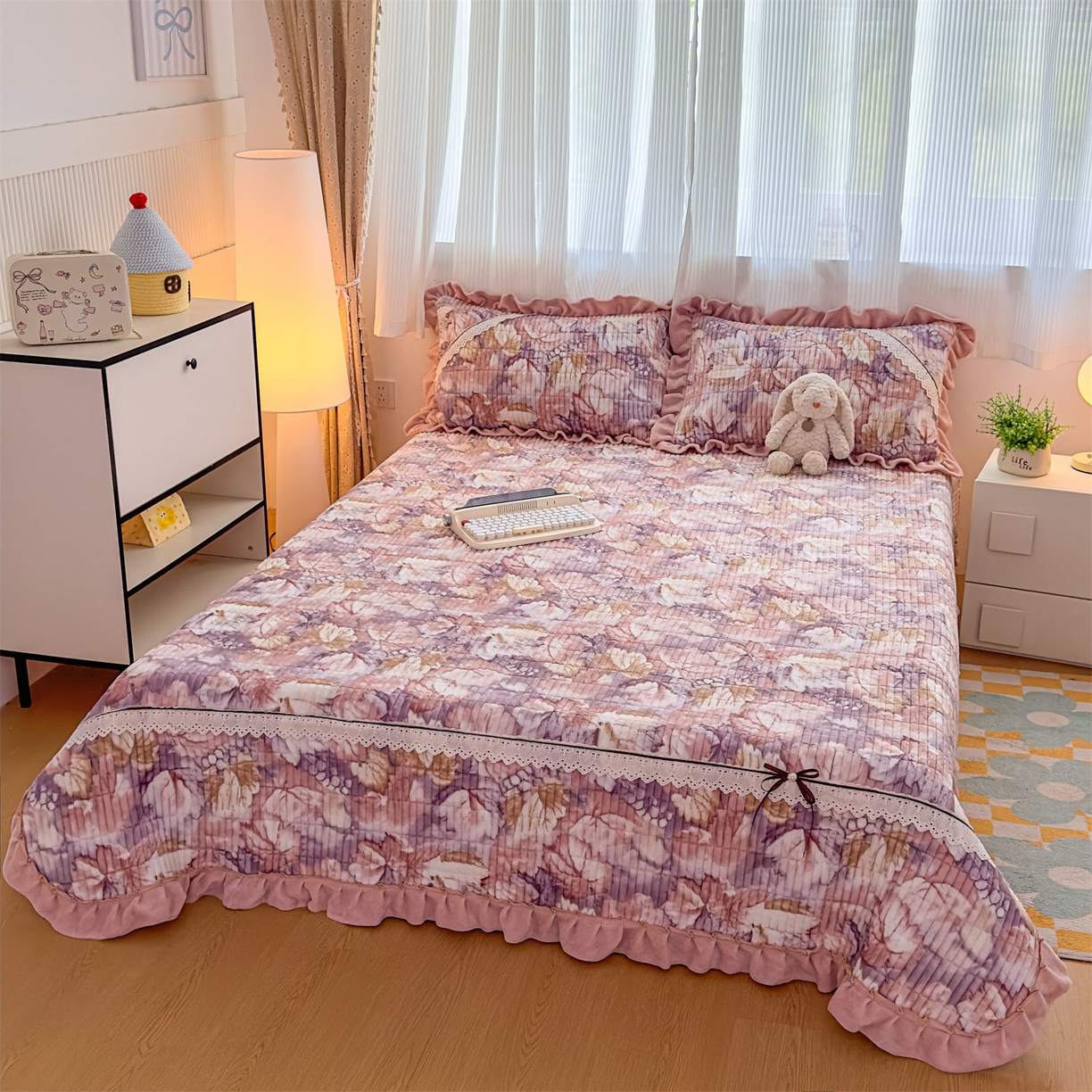 91家纺网 家纺一手货源 找家纺 恒爱家纺 2025新款牛奶绒夹棉花边床盖系列三件套 秋色宜人