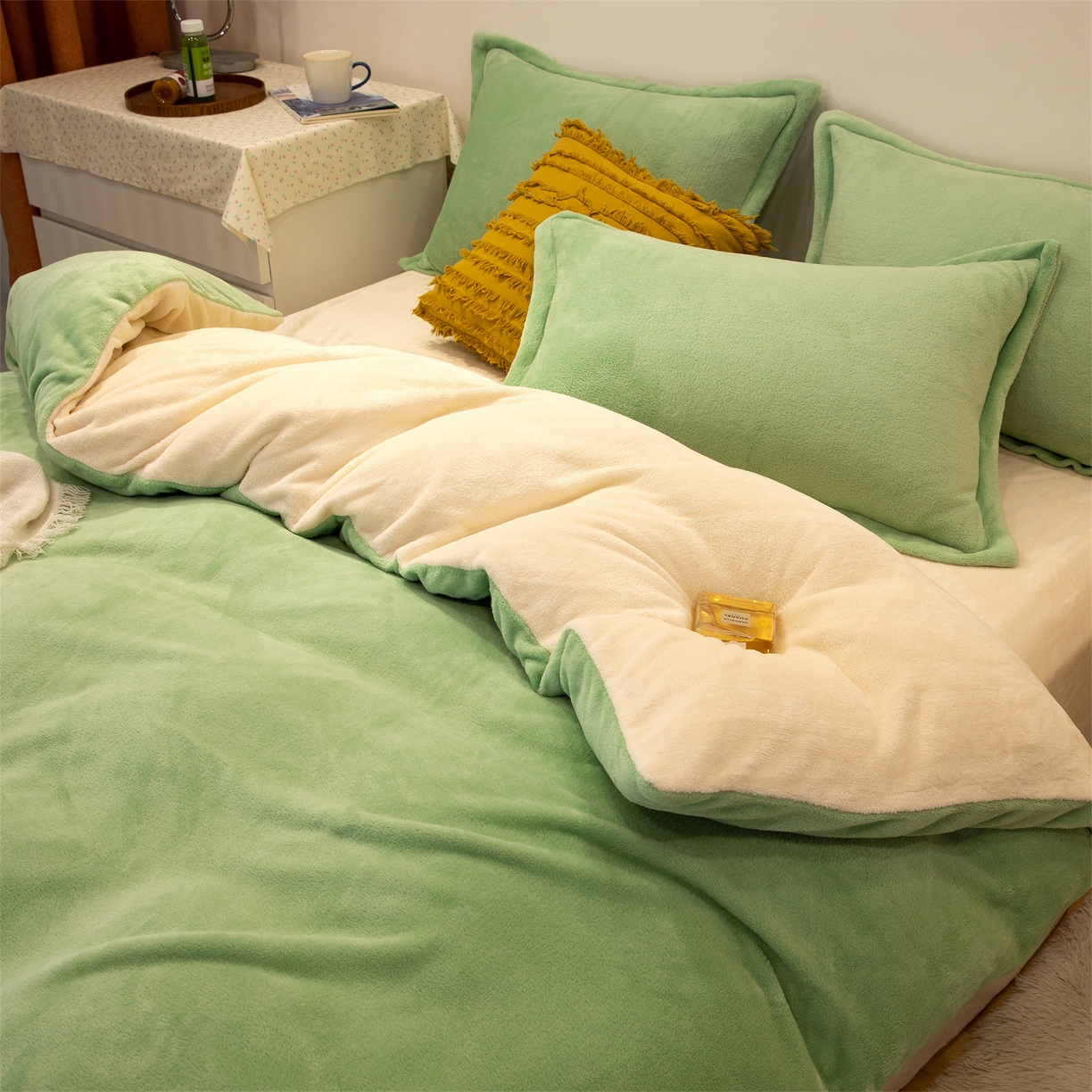 91家纺网 家纺一手货源 找家纺 兰紫橙家纺 2025新款双面绒纯色双拼牛奶绒四件套 浅绿+米白