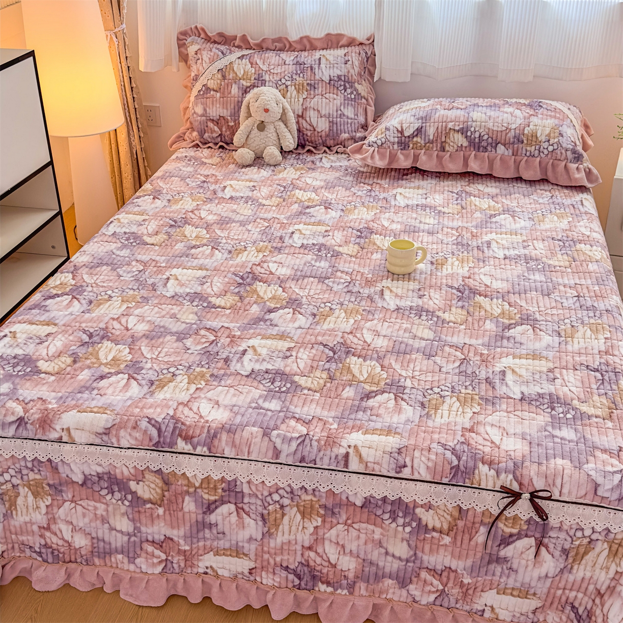 91家纺网 家纺一手货源 找家纺 恒爱家纺 2025新款牛奶绒夹棉花边床盖系列三件套 秋色宜人