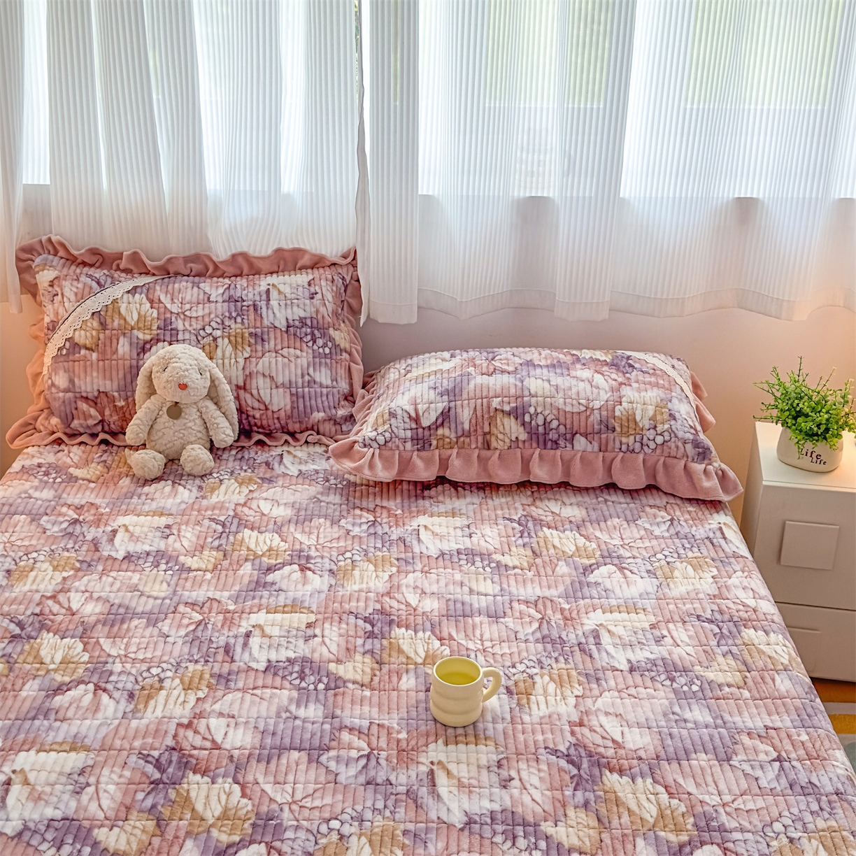 91家纺网 家纺一手货源 找家纺 恒爱家纺 2025新款牛奶绒夹棉花边床盖系列三件套 秋色宜人