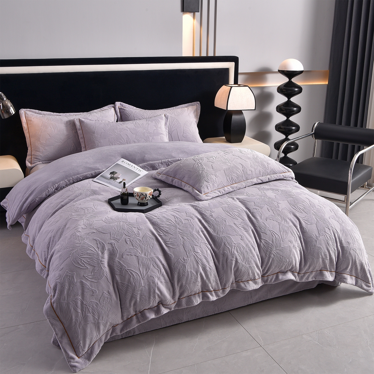 91家纺网 家纺一手货源 找家纺 苏迪网销供货 2025新款牛奶绒四件套A类高克重全消光雕花一字绣工艺款 百合-香芋紫