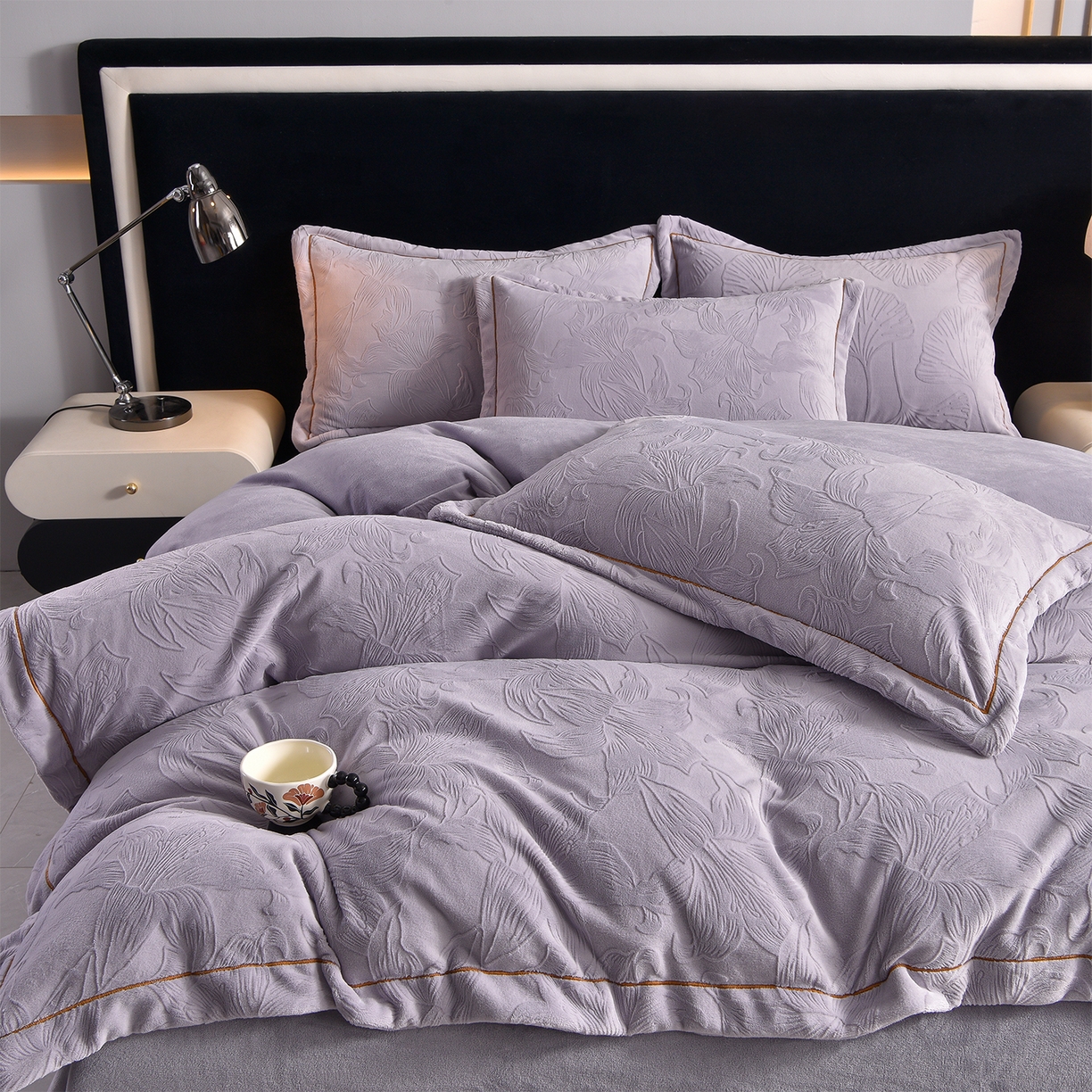 91家纺网 家纺一手货源 找家纺 苏迪网销供货 2025新款牛奶绒四件套A类高克重全消光雕花一字绣工艺款 百合-香芋紫