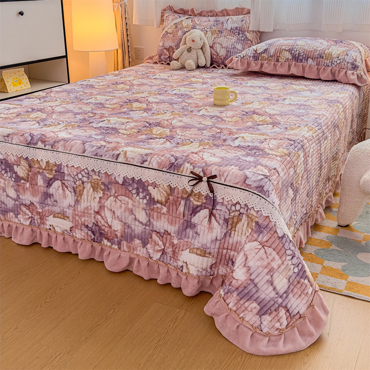 91家纺网 家纺一手货源 找家纺 恒爱家纺 2025新款牛奶绒夹棉花边床盖系列三件套 秋色宜人