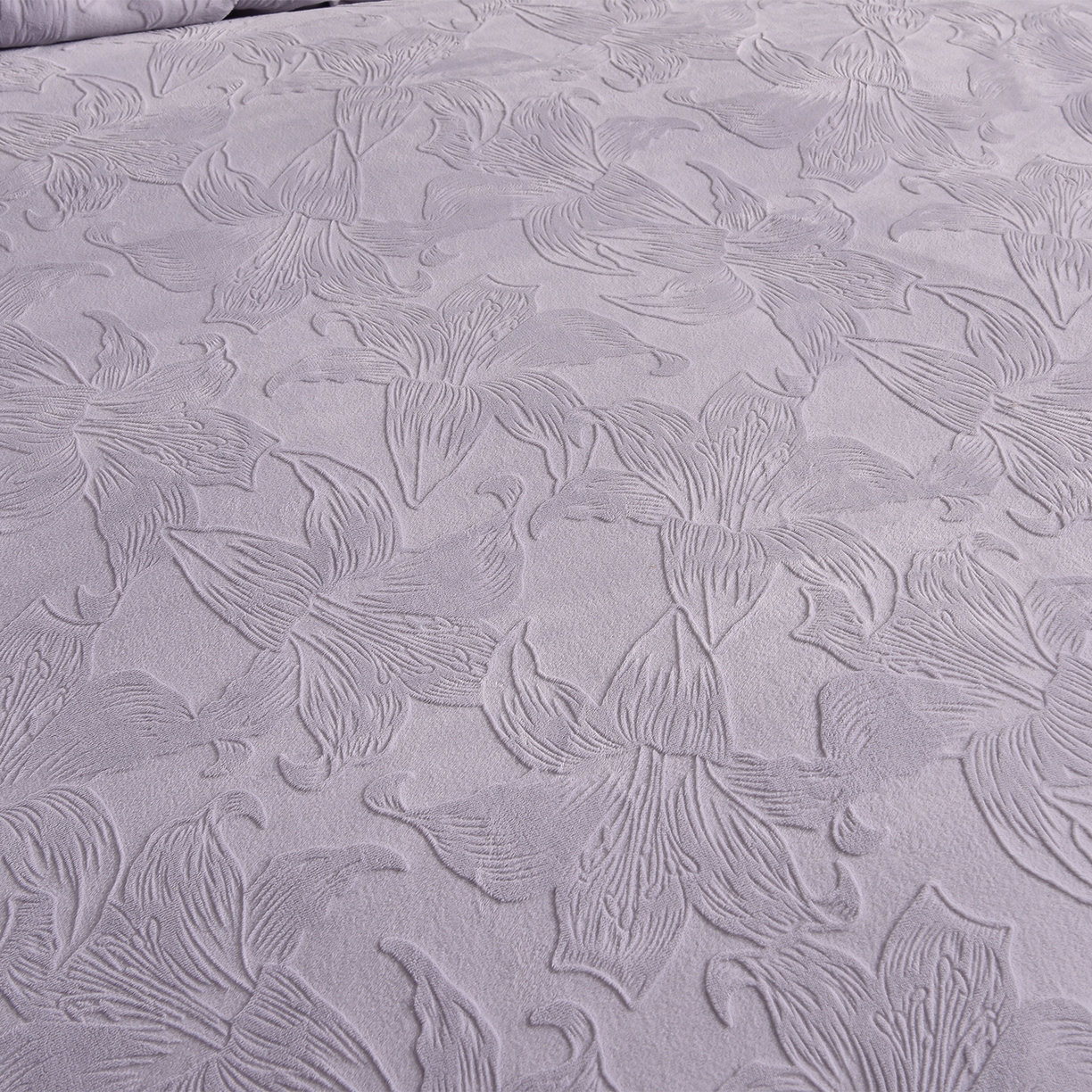 91家纺网 家纺一手货源 找家纺 苏迪网销供货 2025新款牛奶绒四件套A类高克重全消光雕花一字绣工艺款 百合-香芋紫