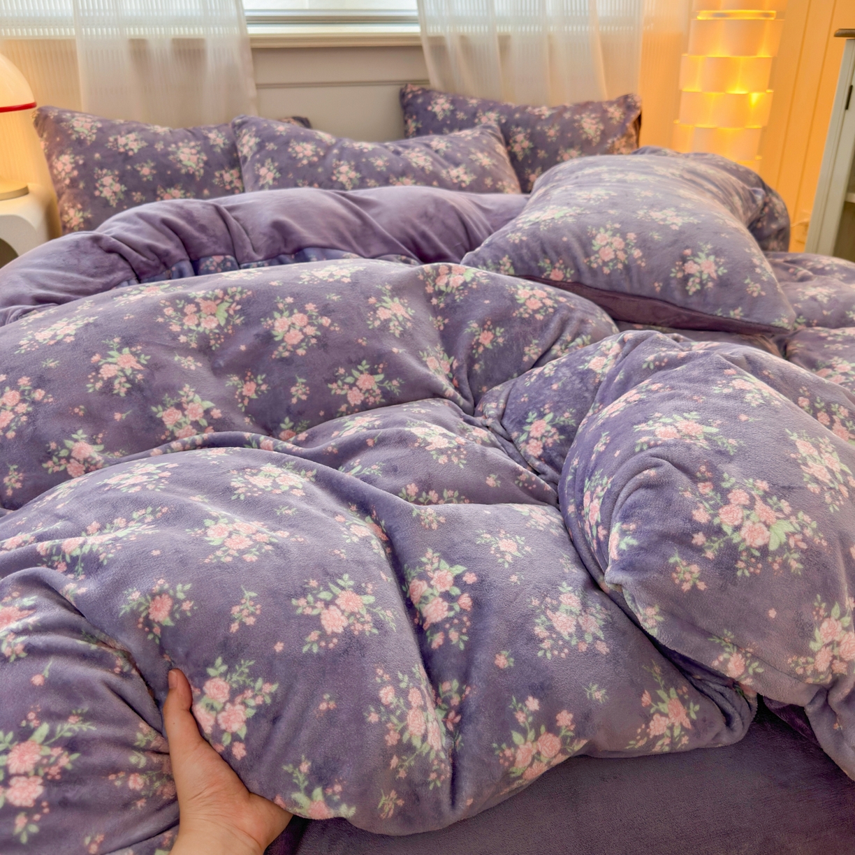 91家纺网 家纺一手货源 找家纺 德比尔斯 2025新款暗合印花牛奶绒四件套 豆蔻-紫