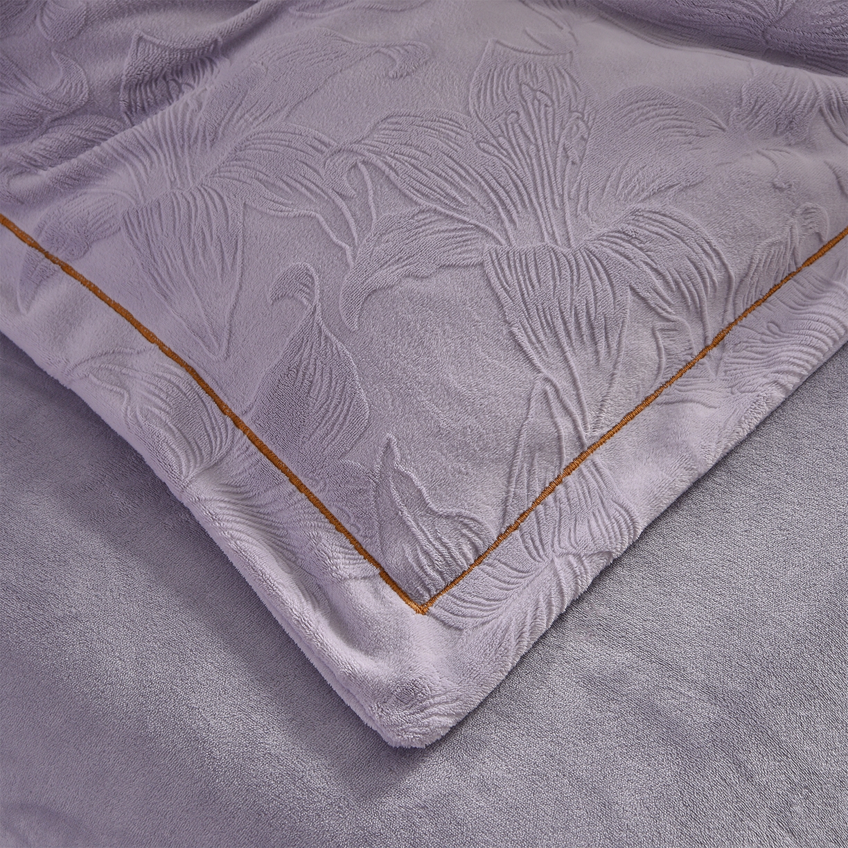 91家纺网 家纺一手货源 找家纺 苏迪网销供货 2025新款牛奶绒四件套A类高克重全消光雕花一字绣工艺款 百合-香芋紫