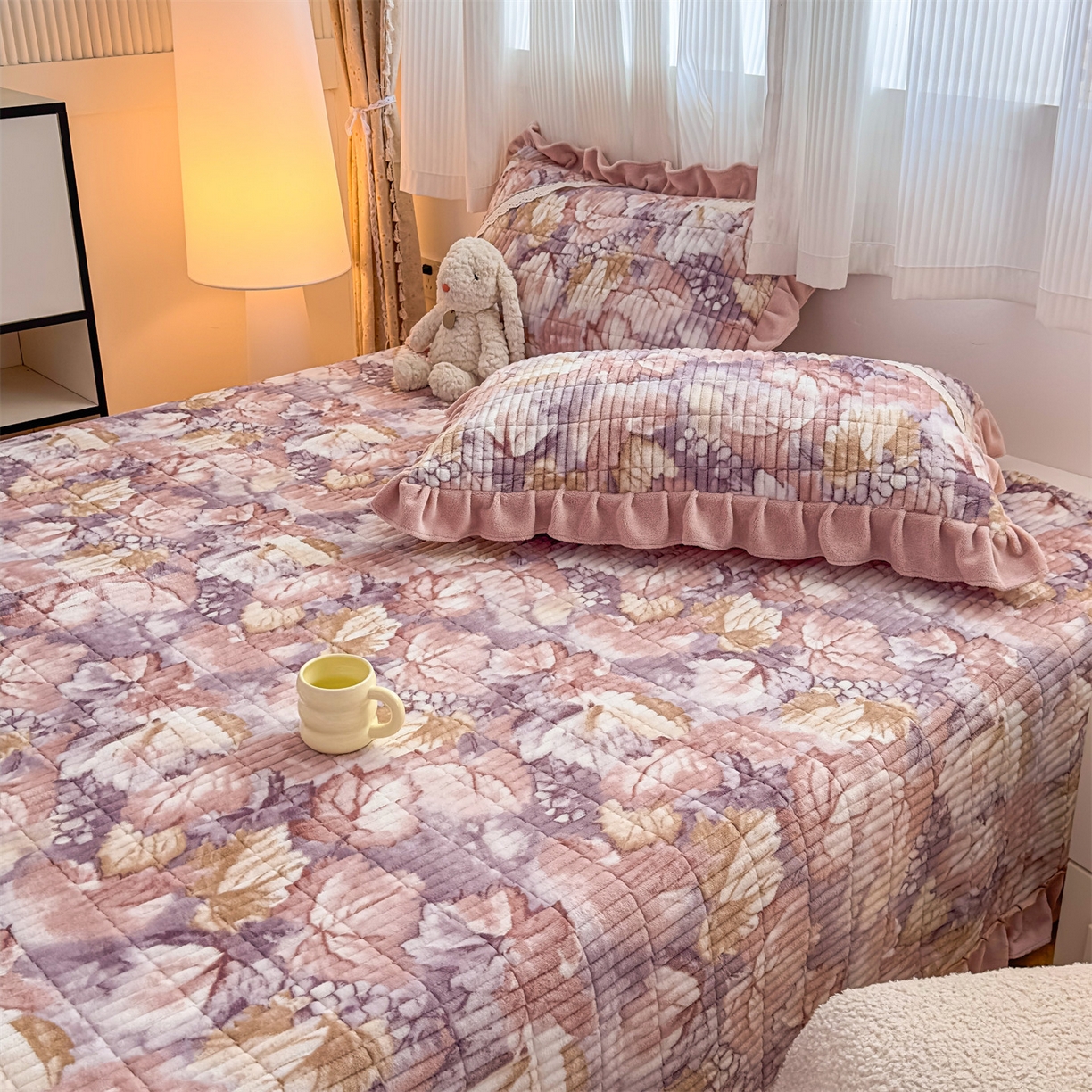 91家纺网 家纺一手货源 找家纺 恒爱家纺 2025新款牛奶绒夹棉花边床盖系列三件套 秋色宜人