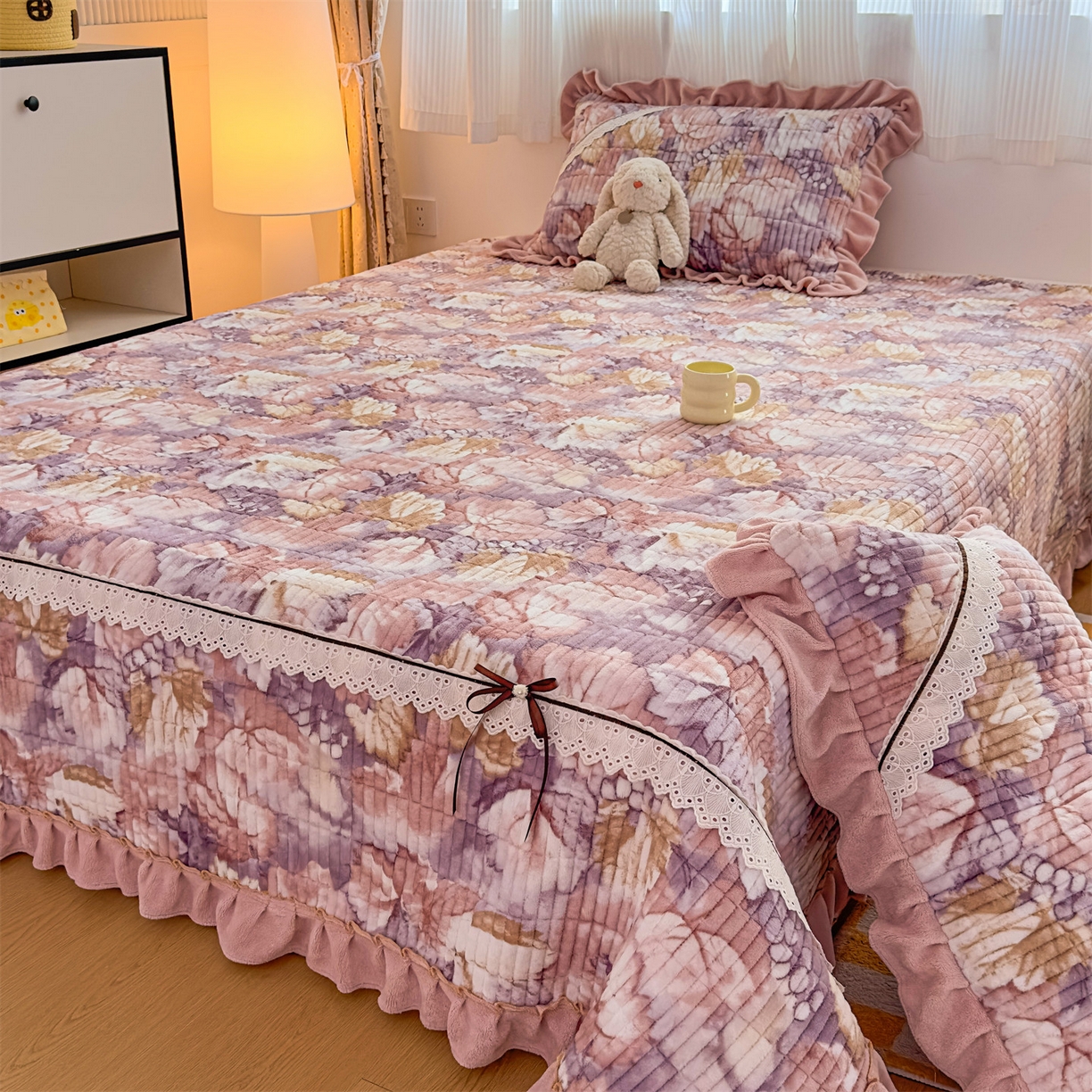 91家纺网 家纺一手货源 找家纺 恒爱家纺 2025新款牛奶绒夹棉花边床盖系列三件套 秋色宜人