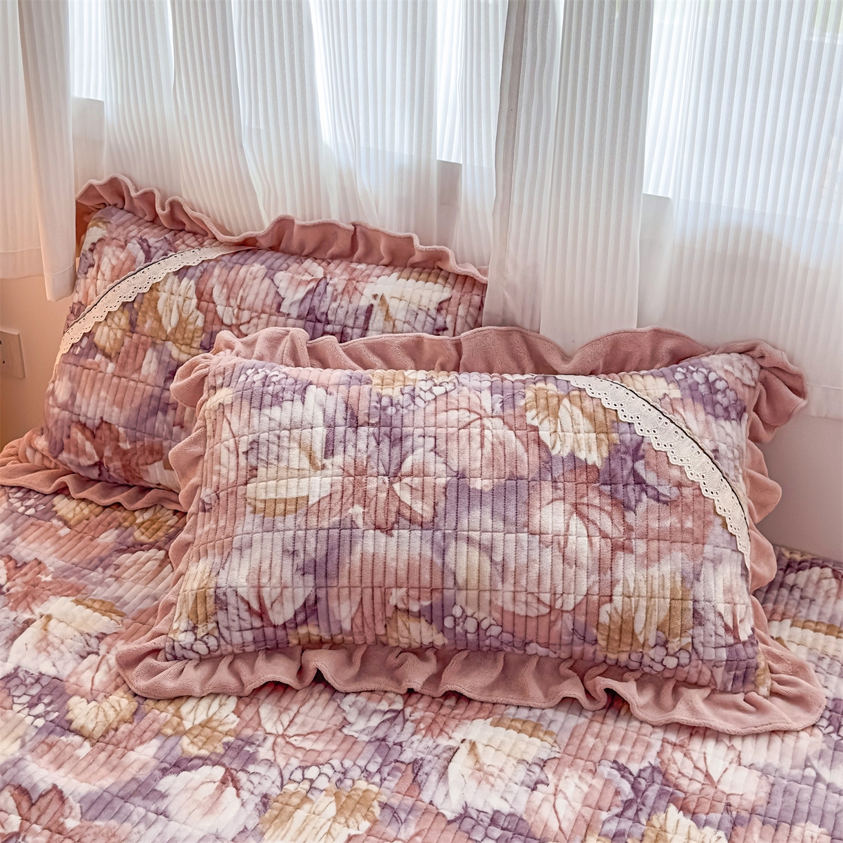 91家纺网 家纺一手货源 找家纺 恒爱家纺 2025新款牛奶绒夹棉花边床盖系列三件套 秋色宜人