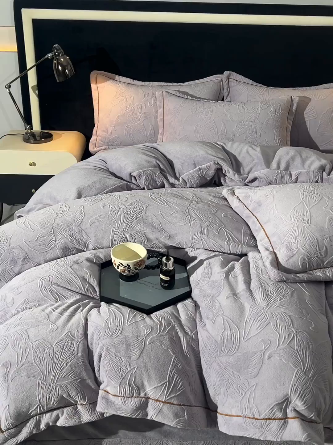 91家纺网 家纺一手货源 找家纺 苏迪网销供货 2025新款牛奶绒四件套A类高克重全消光雕花一字绣工艺款 百合-香芋紫