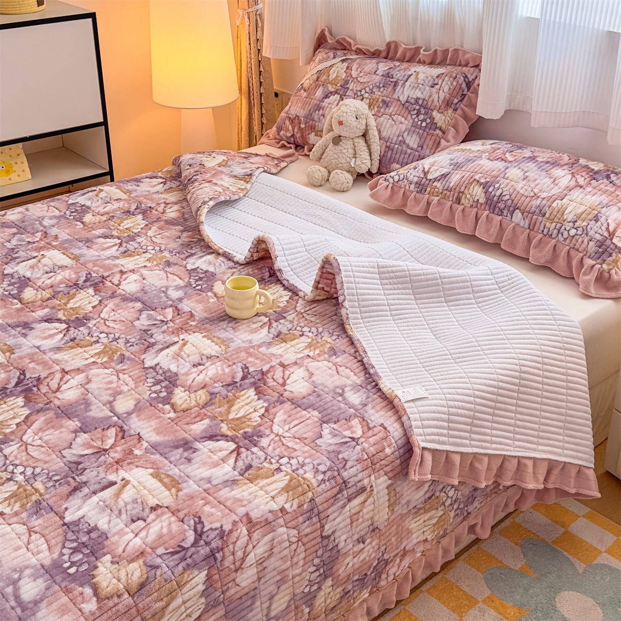 91家纺网 家纺一手货源 找家纺 恒爱家纺 2025新款牛奶绒夹棉花边床盖系列三件套 秋色宜人