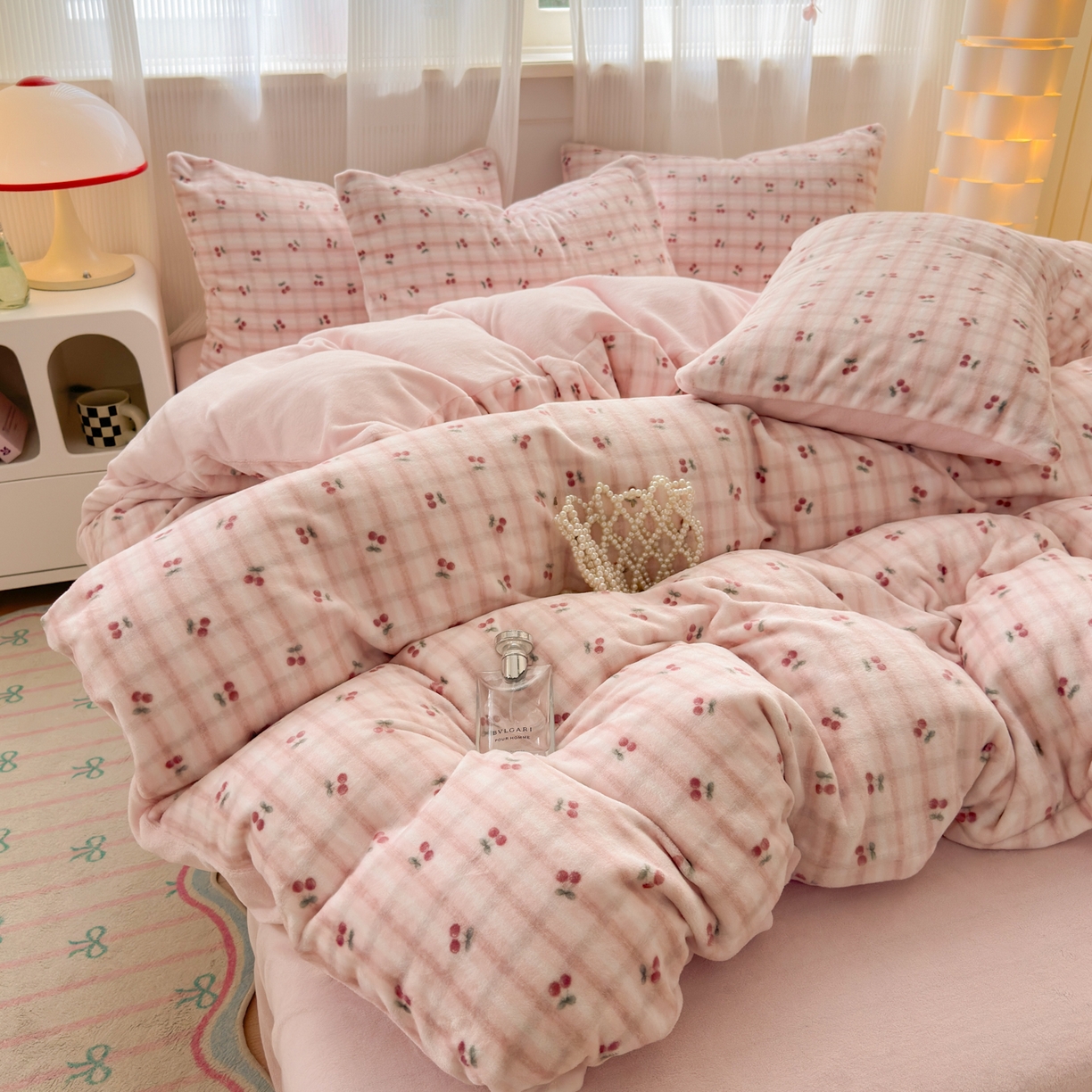 91家纺网 家纺一手货源 找家纺 德比尔斯 2025新款暗合印花牛奶绒四件套 粉格樱桃