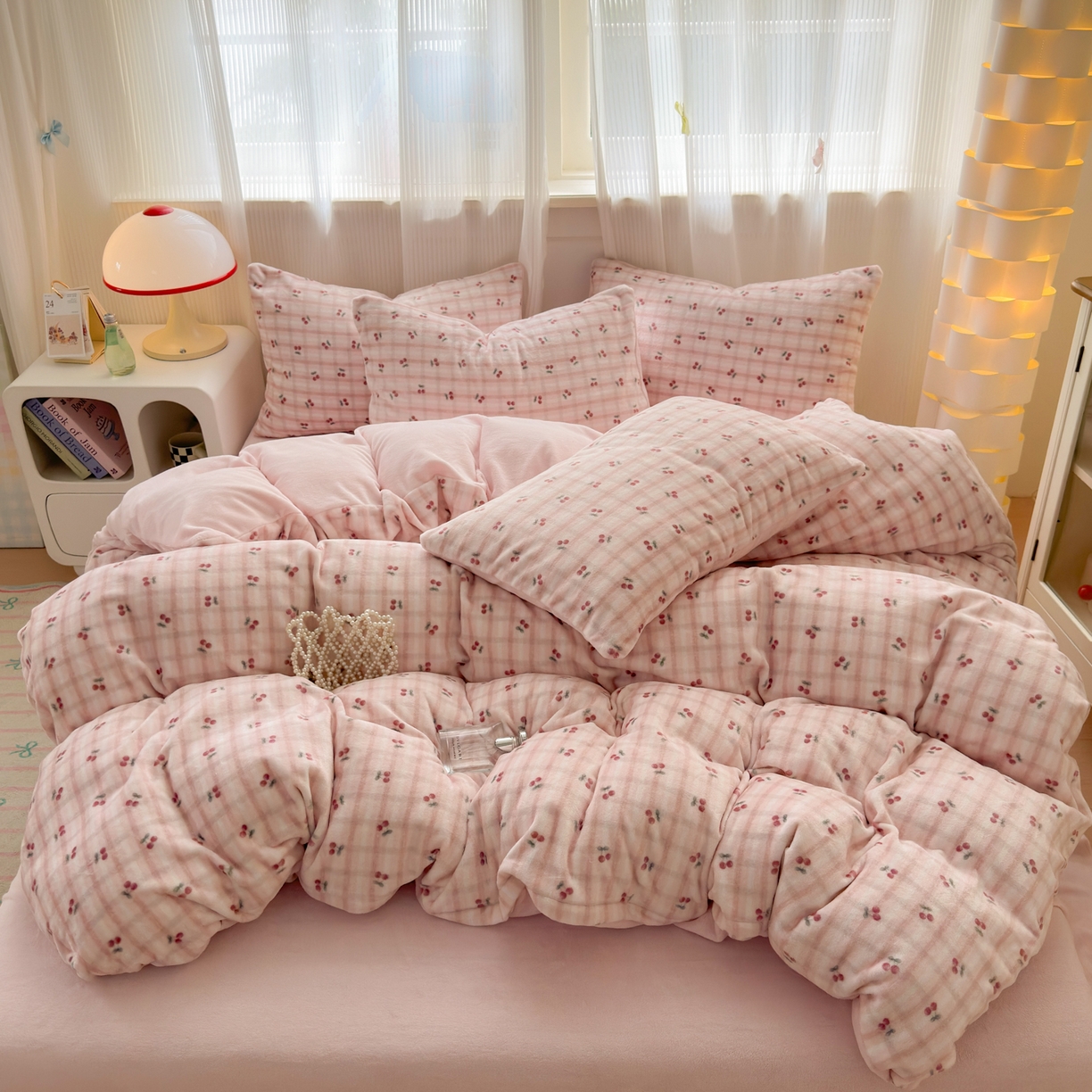 91家纺网 家纺一手货源 找家纺 德比尔斯 2025新款暗合印花牛奶绒四件套 粉格樱桃