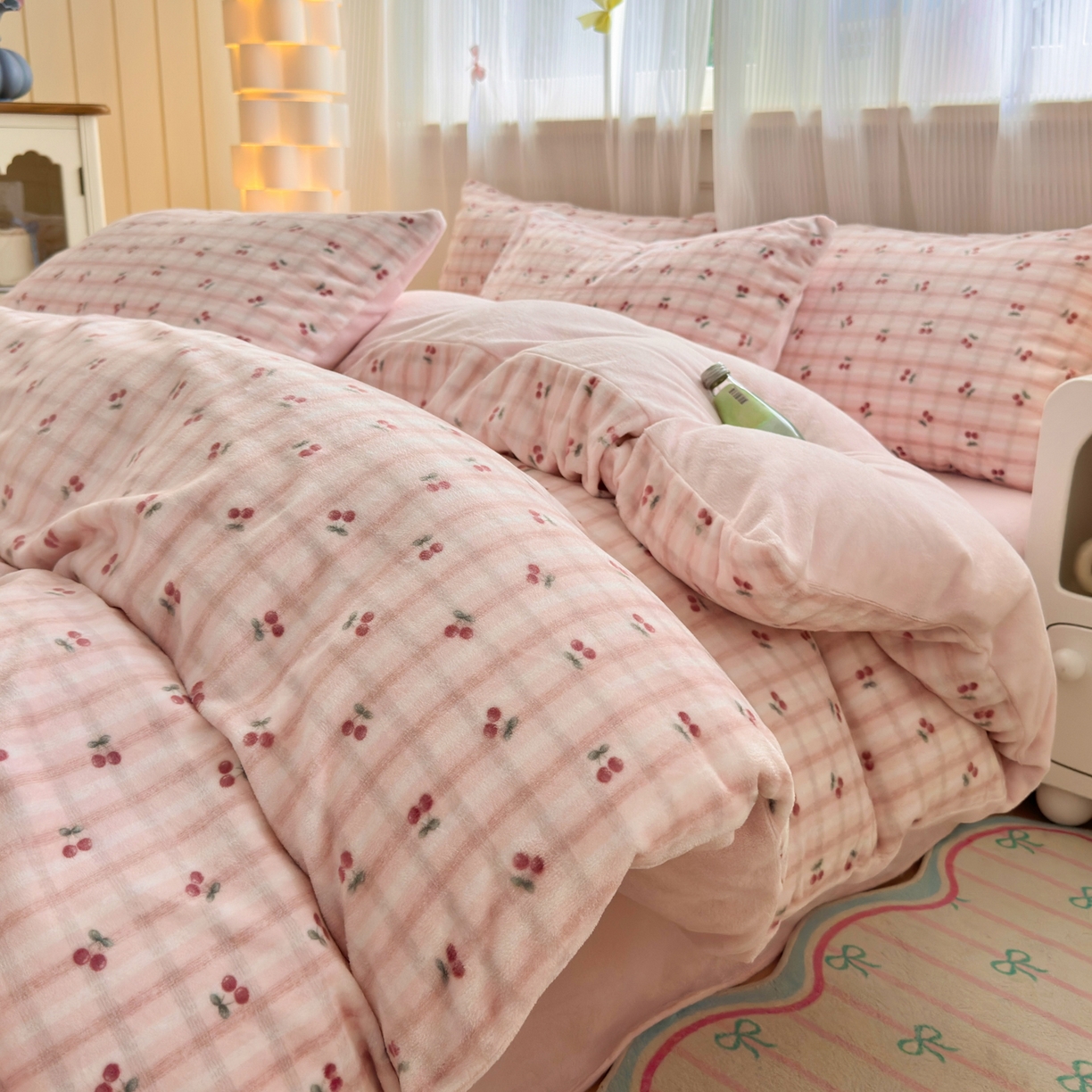 德比尔斯 2025新款暗合印花牛奶绒四件套 粉格樱桃
