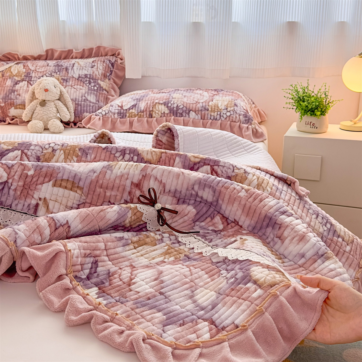 91家纺网 家纺一手货源 找家纺 恒爱家纺 2025新款牛奶绒夹棉花边床盖系列三件套 秋色宜人