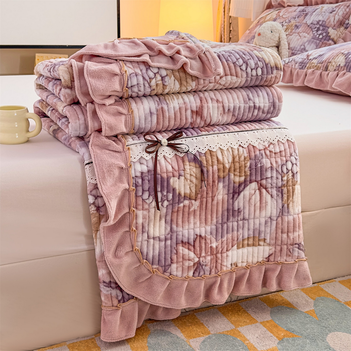 91家纺网 家纺一手货源 找家纺 恒爱家纺 2025新款牛奶绒夹棉花边床盖系列三件套 秋色宜人