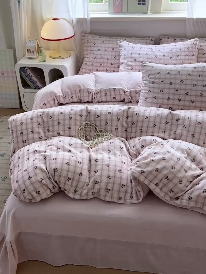 91家纺网 家纺一手货源 找家纺 德比尔斯 2025新款暗合印花牛奶绒四件套 粉格樱桃