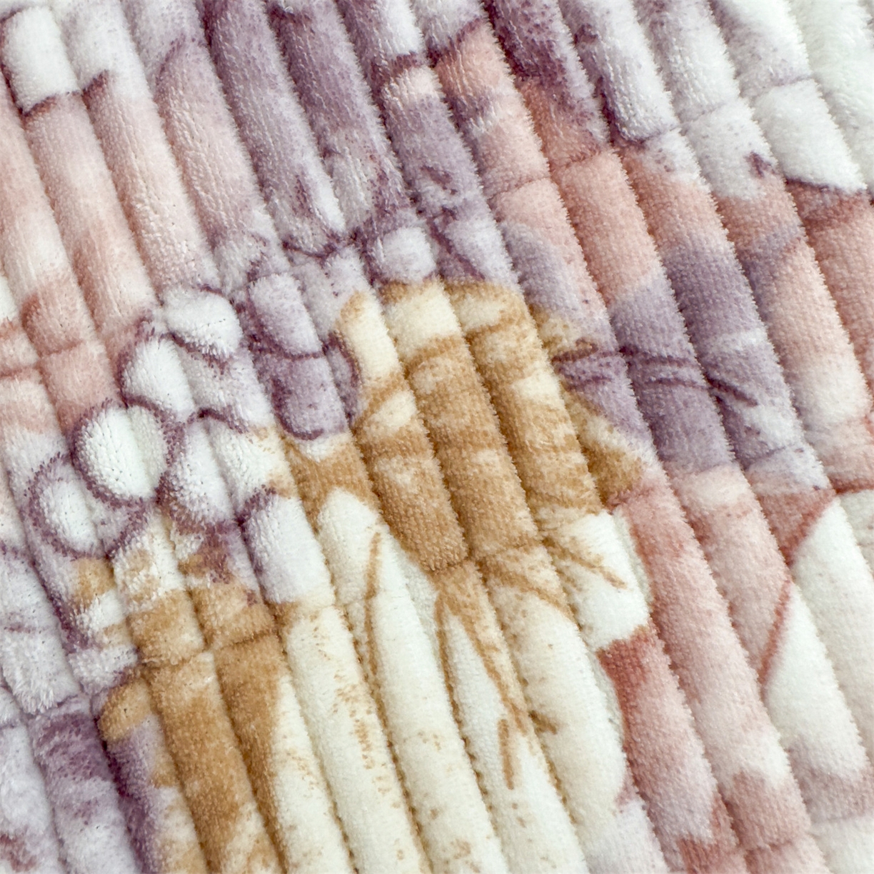 91家纺网 家纺一手货源 找家纺 恒爱家纺 2025新款牛奶绒夹棉花边床盖系列三件套 秋色宜人