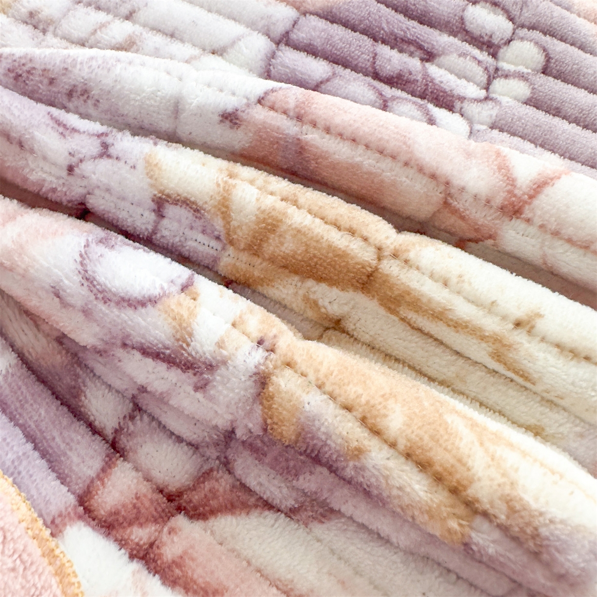 91家纺网 家纺一手货源 找家纺 恒爱家纺 2025新款牛奶绒夹棉花边床盖系列三件套 秋色宜人