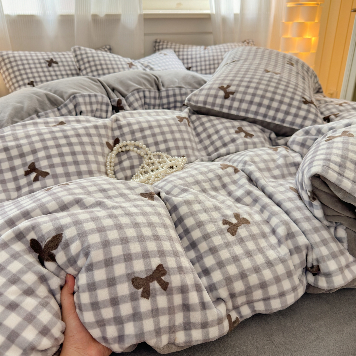 91家纺网 家纺一手货源 找家纺 德比尔斯 2025新款暗合印花牛奶绒四件套 蝴蝶结-灰