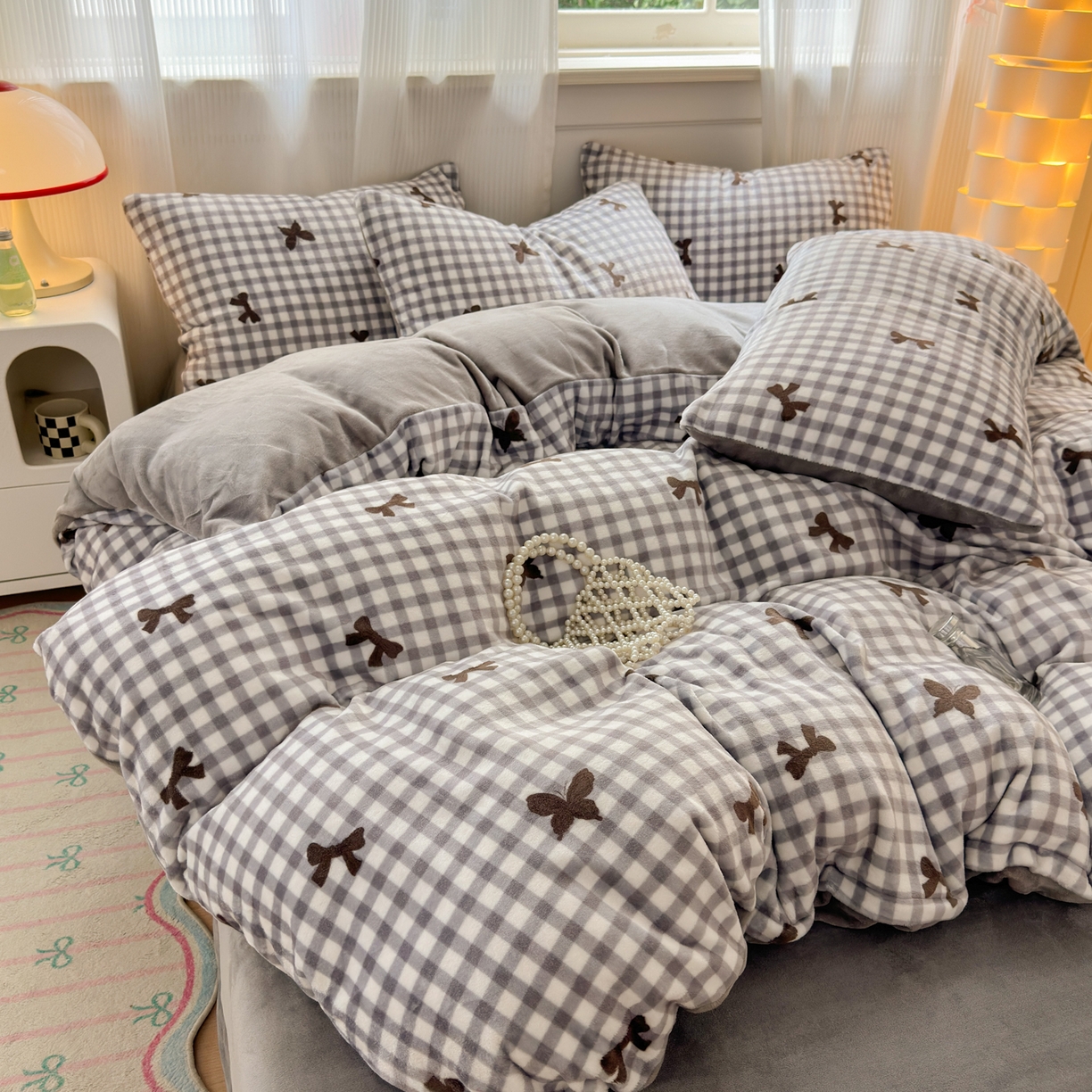 91家纺网 家纺一手货源 找家纺 德比尔斯 2025新款暗合印花牛奶绒四件套 蝴蝶结-灰