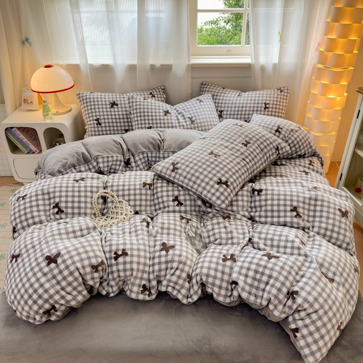 91家纺网 家纺一手货源 找家纺 德比尔斯 2025新款暗合印花牛奶绒四件套 蝴蝶结-灰