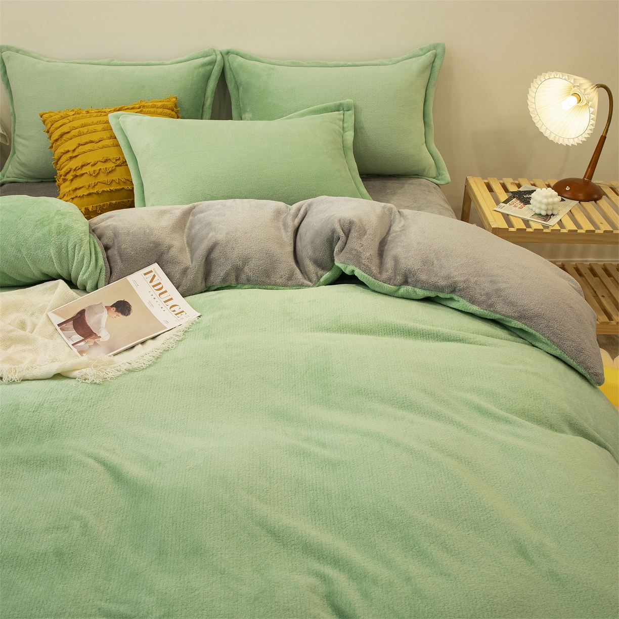 91家纺网 家纺一手货源 找家纺 兰紫橙家纺 2025新款双面绒纯色双拼牛奶绒四件套 浅绿+浅灰