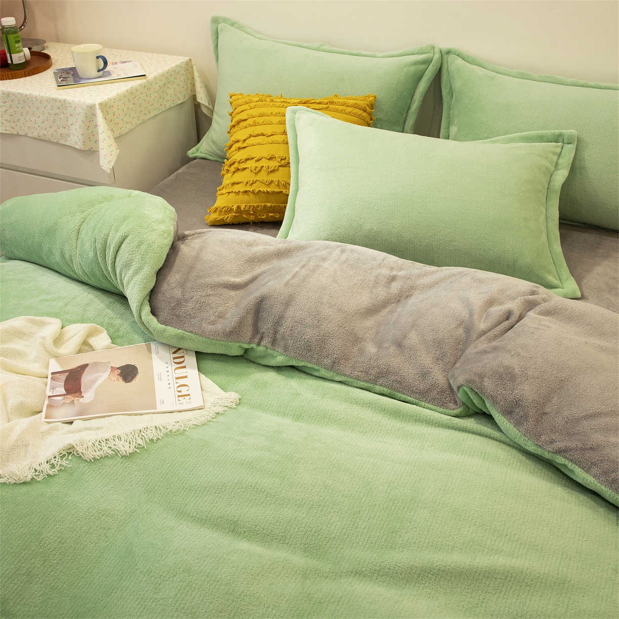 91家纺网 家纺一手货源 找家纺 兰紫橙家纺 2025新款双面绒纯色双拼牛奶绒四件套 浅绿+浅灰