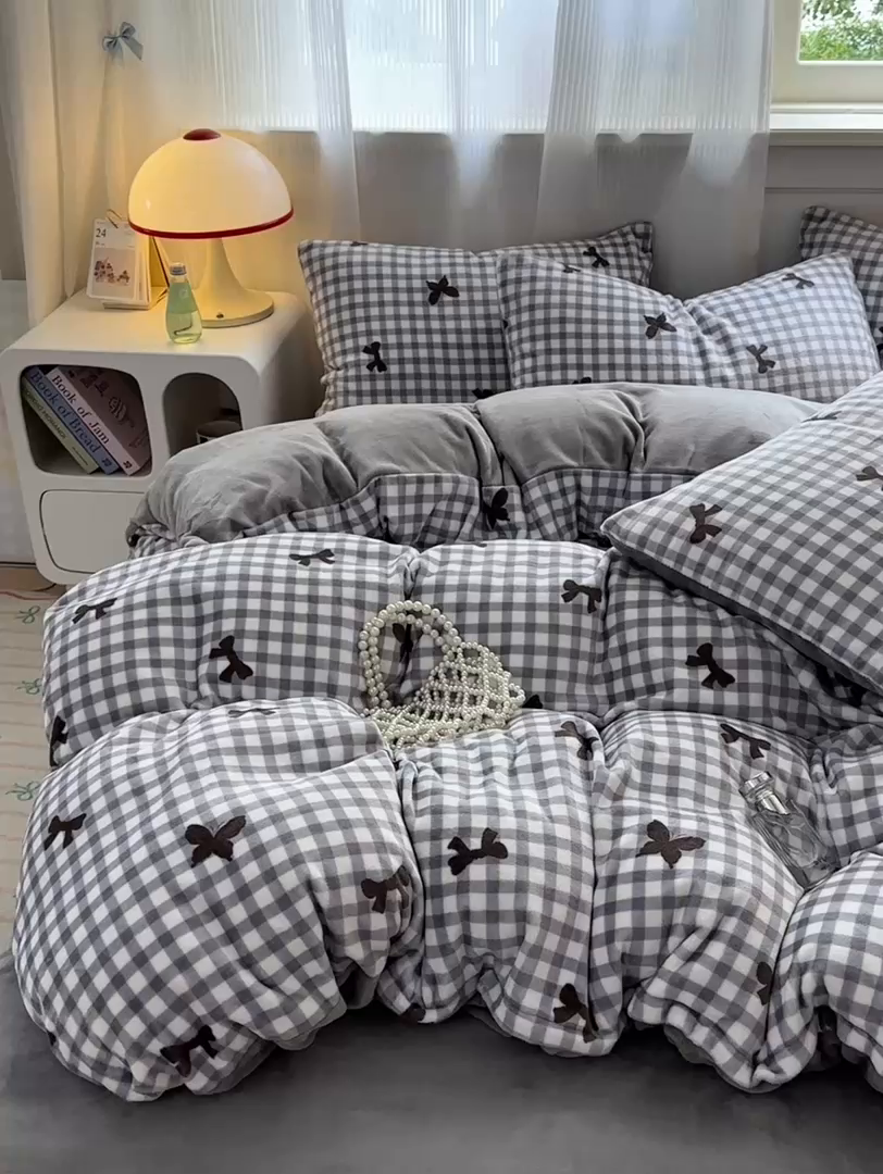 91家纺网 家纺一手货源 找家纺 德比尔斯 2025新款暗合印花牛奶绒四件套 蝴蝶结-灰