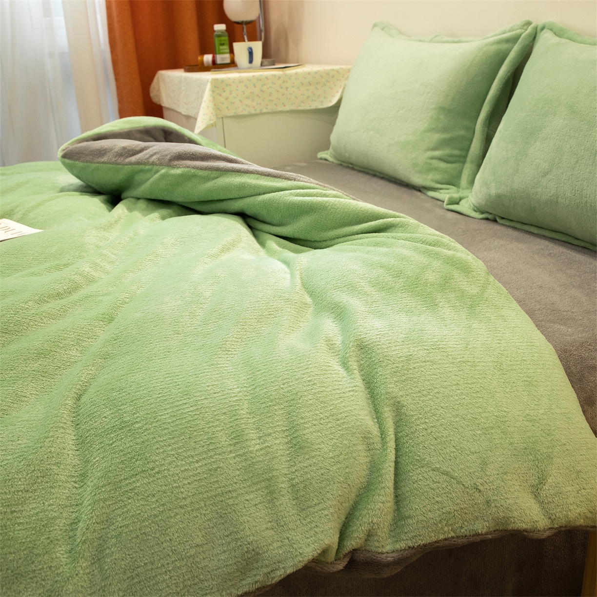 91家纺网 家纺一手货源 找家纺 兰紫橙家纺 2025新款双面绒纯色双拼牛奶绒四件套 浅绿+浅灰