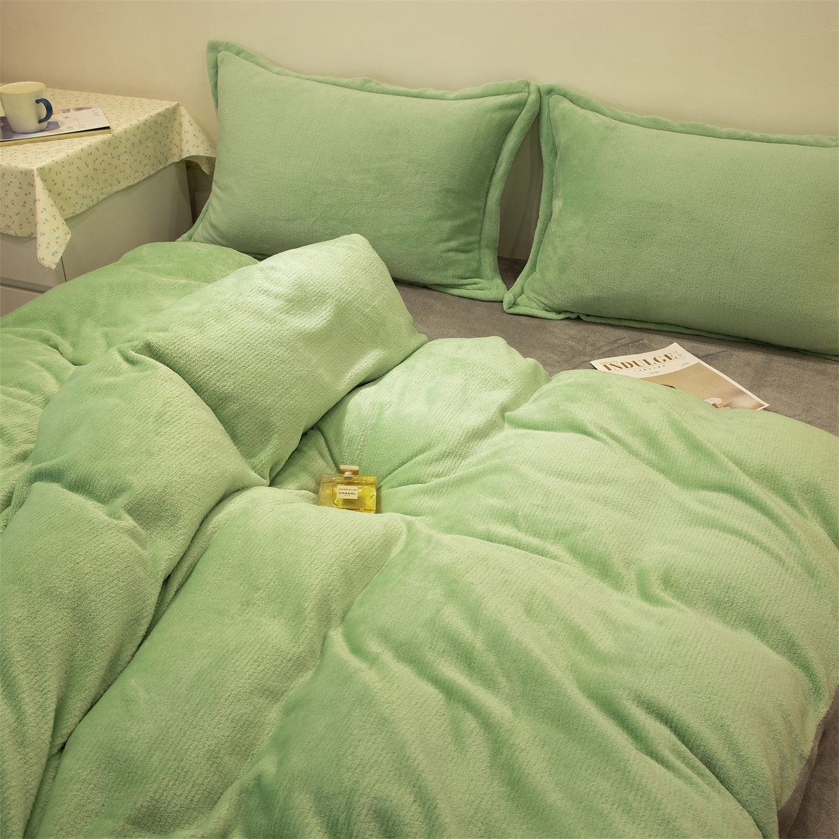 91家纺网 家纺一手货源 找家纺 兰紫橙家纺 2025新款双面绒纯色双拼牛奶绒四件套 浅绿+浅灰