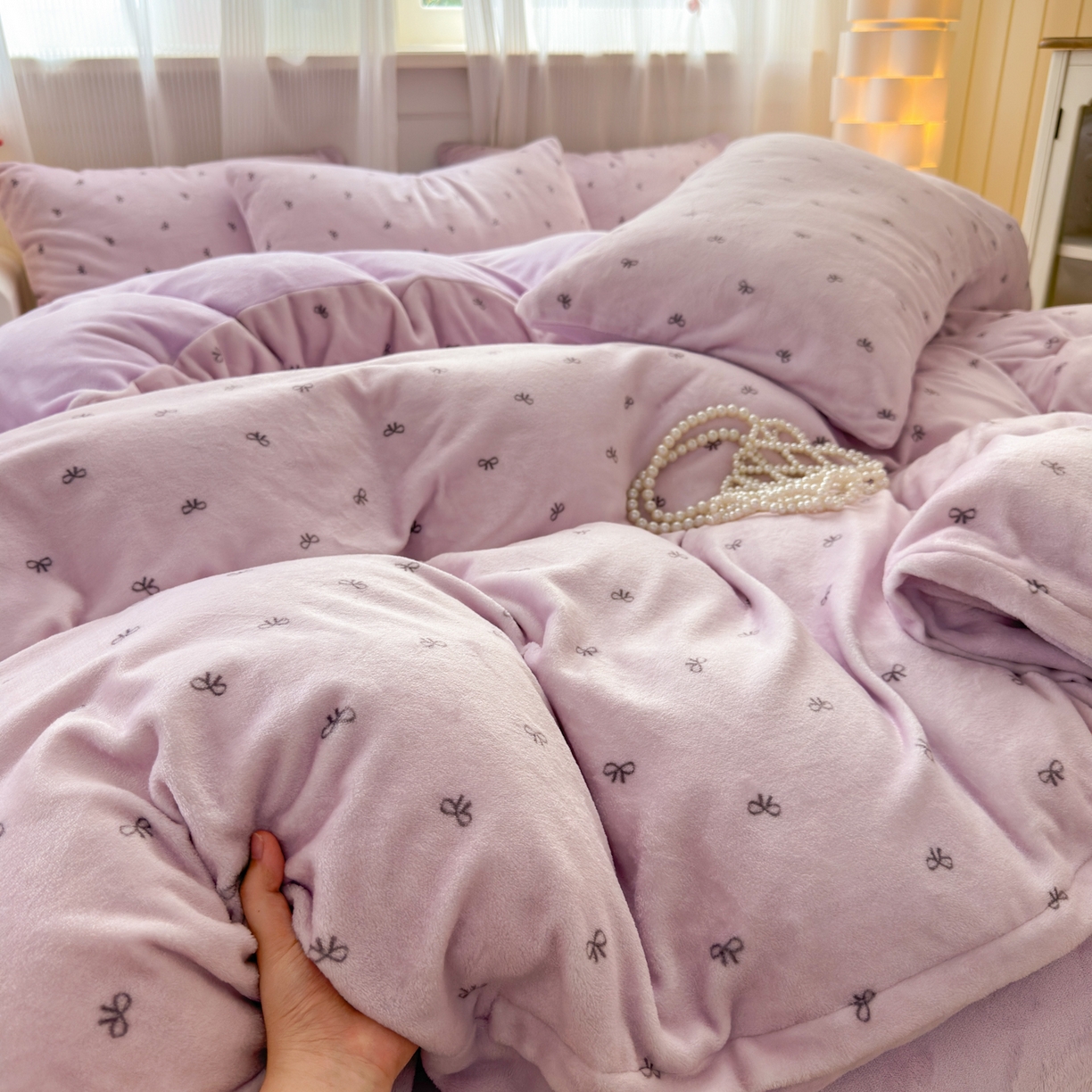 91家纺网 家纺一手货源 找家纺 德比尔斯 2025新款暗合印花牛奶绒四件套 蝴蝶结-紫