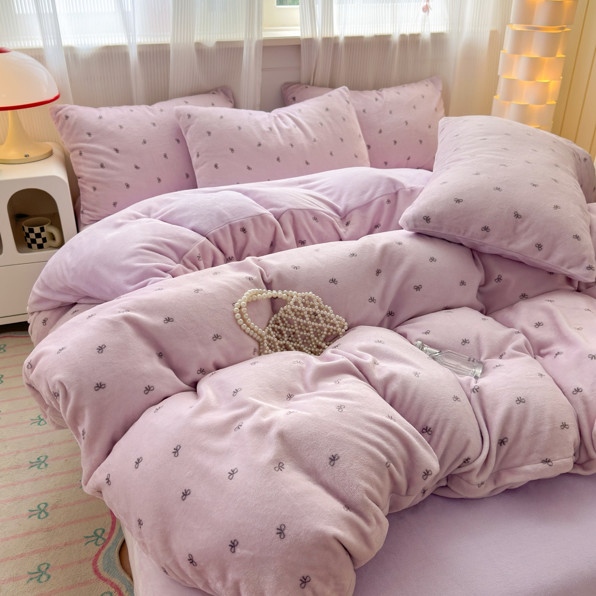 91家纺网 家纺一手货源 找家纺 德比尔斯 2025新款暗合印花牛奶绒四件套 蝴蝶结-紫