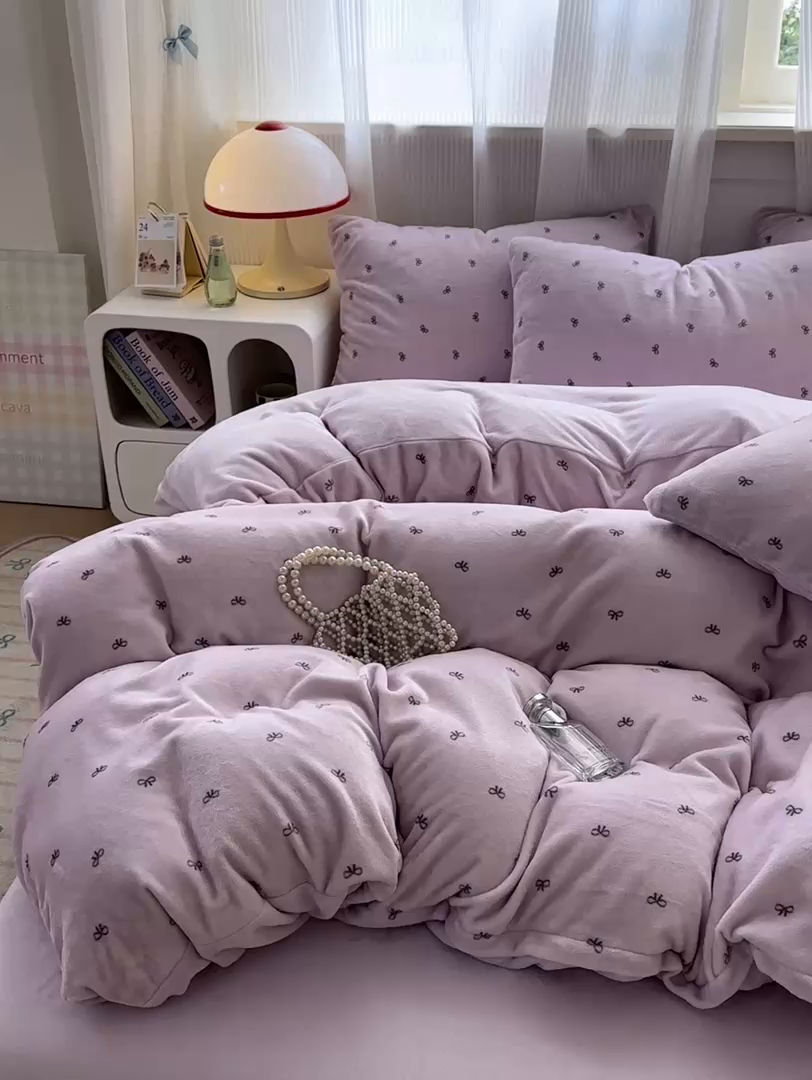91家纺网 家纺一手货源 找家纺 德比尔斯 2025新款暗合印花牛奶绒四件套 蝴蝶结-紫