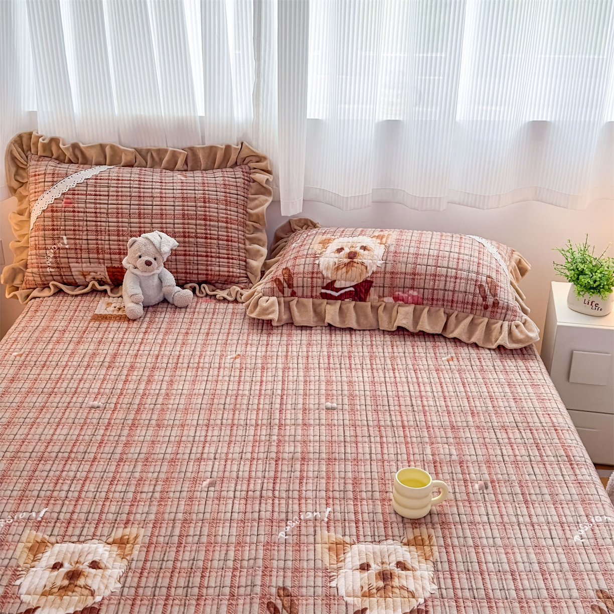 91家纺网 家纺一手货源 找家纺 恒爱家纺 2025新款牛奶绒夹棉花边床盖系列三件套 汪星人