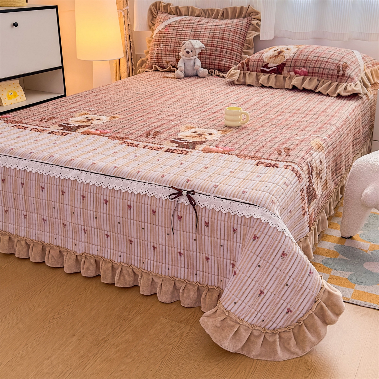 91家纺网 家纺一手货源 找家纺 恒爱家纺 2025新款牛奶绒夹棉花边床盖系列三件套 汪星人