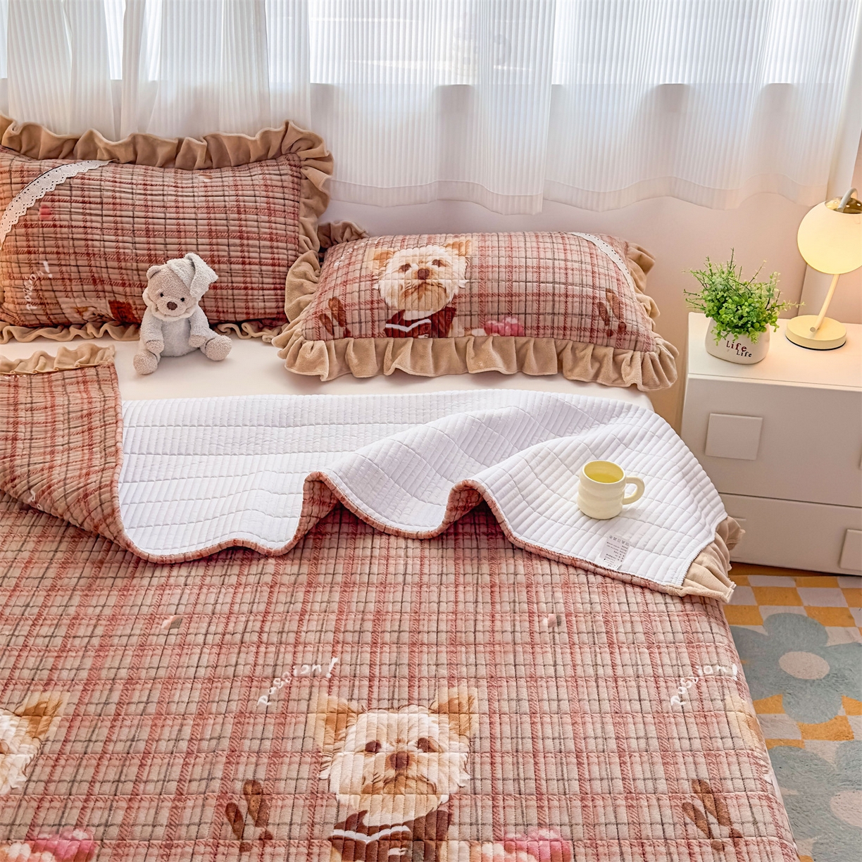 91家纺网 家纺一手货源 找家纺 恒爱家纺 2025新款牛奶绒夹棉花边床盖系列三件套 汪星人